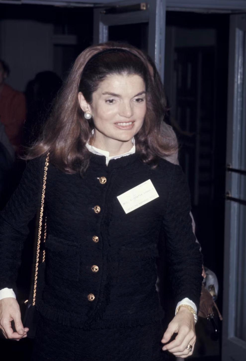 Faites l'expérience de l'élégance intemporelle avec la petite veste noire Lord & Taylor Parisiennes. Cette veste est inspirée de la célèbre création haute couture de Chanel, issue de la dernière collection Coco Chanel. Jackie Kennedy l'a portée