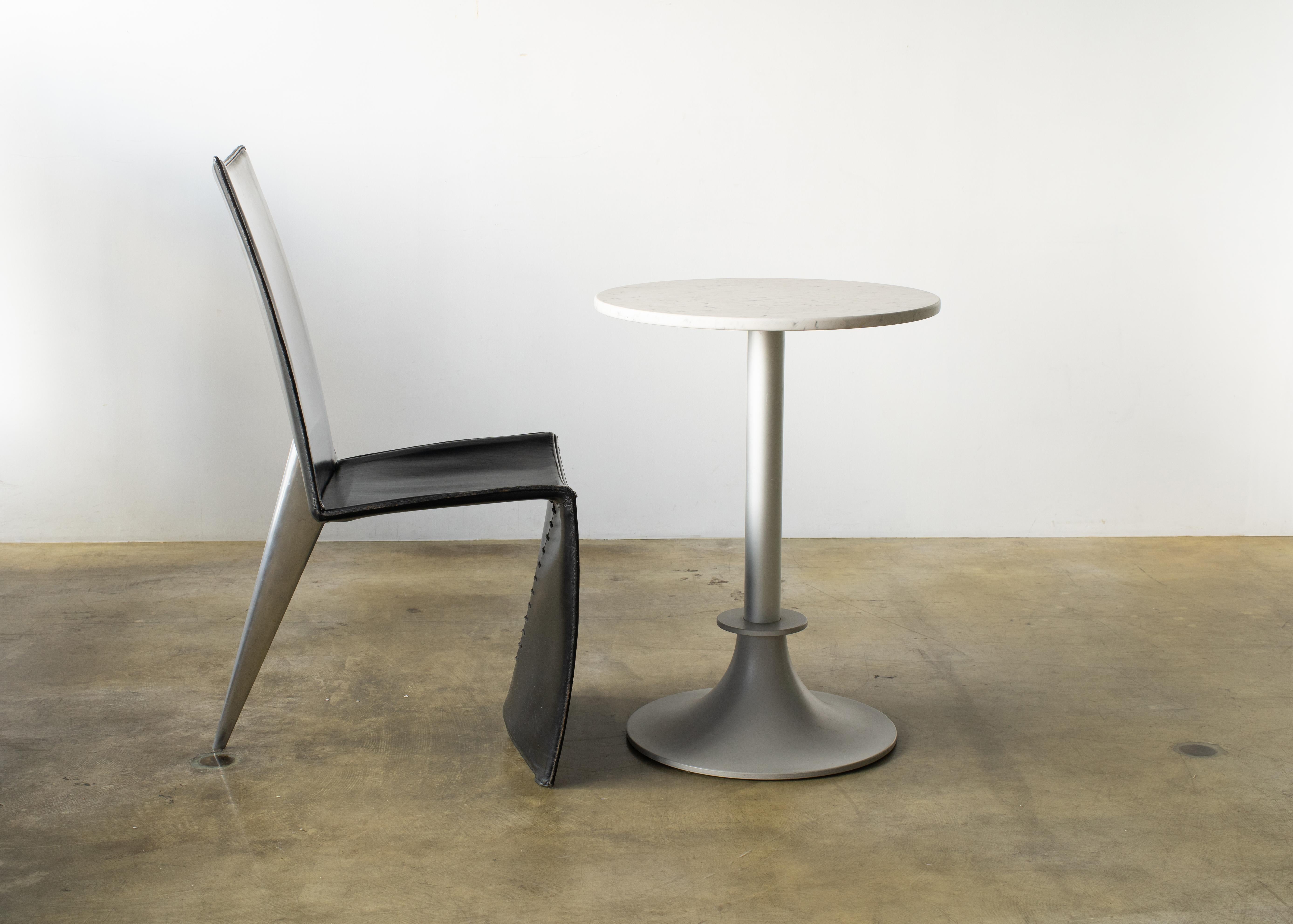 Lord Yi Tisch, entworfen von Philippe Starck für Driade.
Platte aus weißem Marmor und Bein aus Aluminium.
 