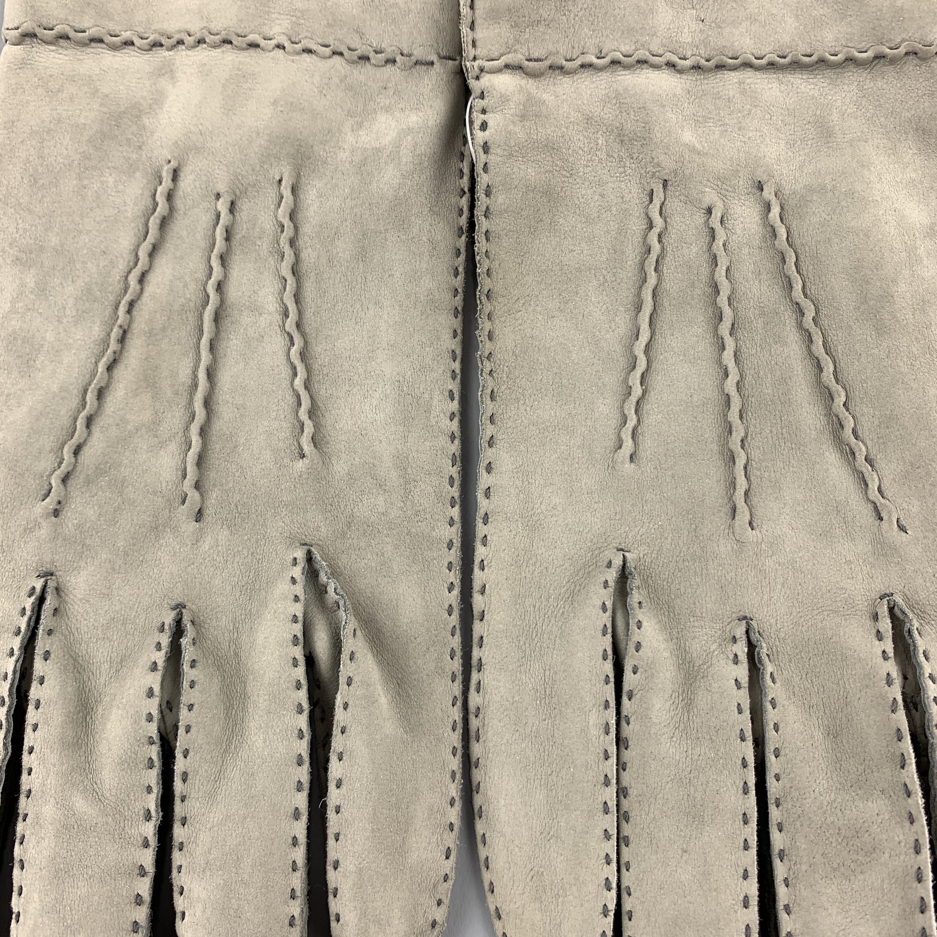 Vintage LORD'S gloves come in gray leather with top stitching and red silk liner. Made in England.

Very Good Pre-Owned Condition.
Marked: 8

Width: 4 in.
Length: 9 in.