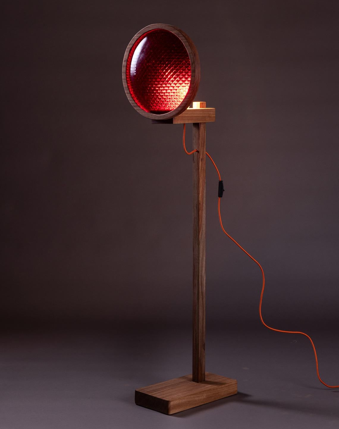 Développée en partenariat avec Cristaleria Nacional, la lampe Signal est fabriquée en bois massif de jequitibá et comporte des lentilles en verre des années 1950 qui étaient autrefois utilisées pour les feux de circulation. Il est également