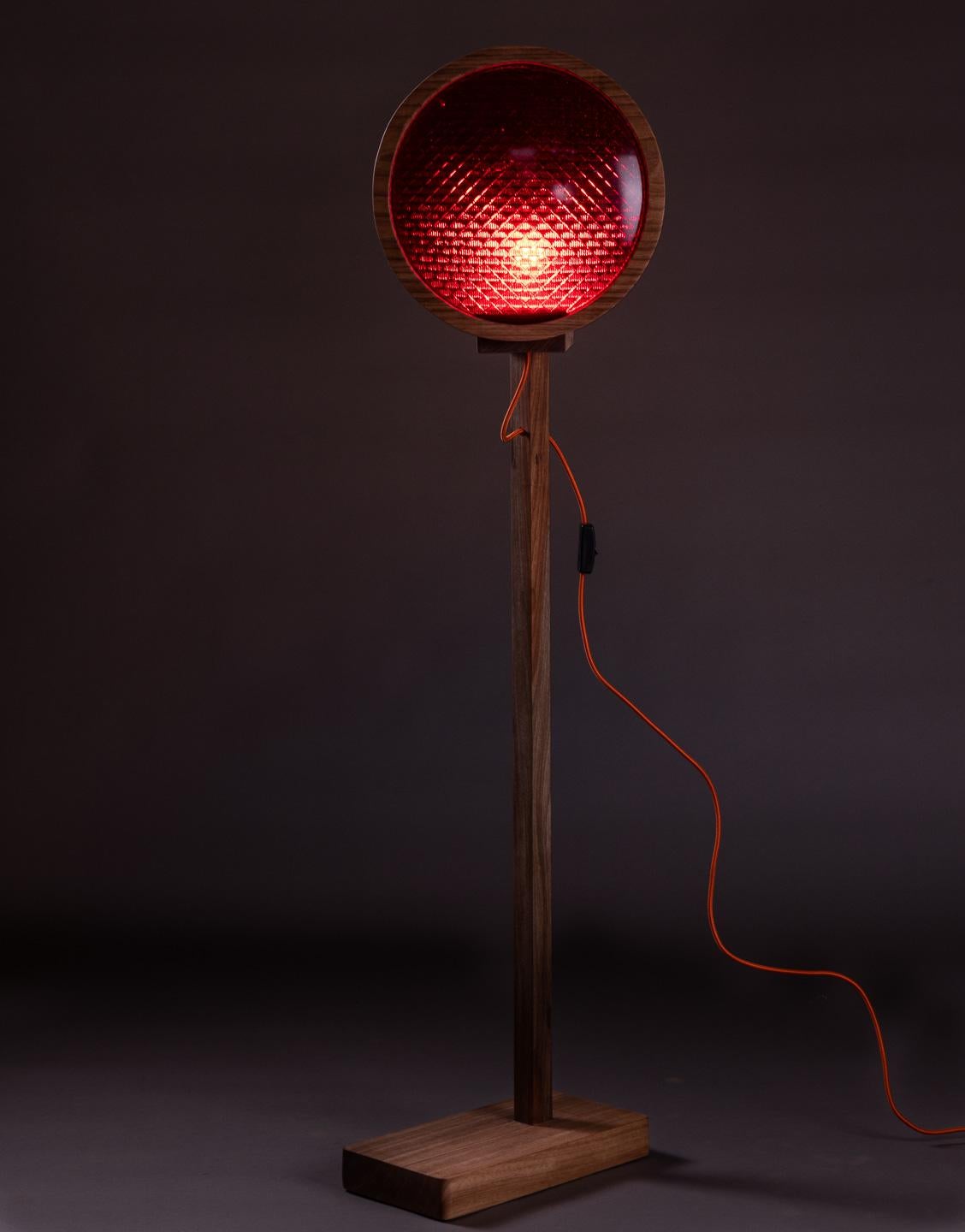 Moderne La lampe Lore. Wood Wood brésilien et lentilles de feux de circulation des années 1960. en vente