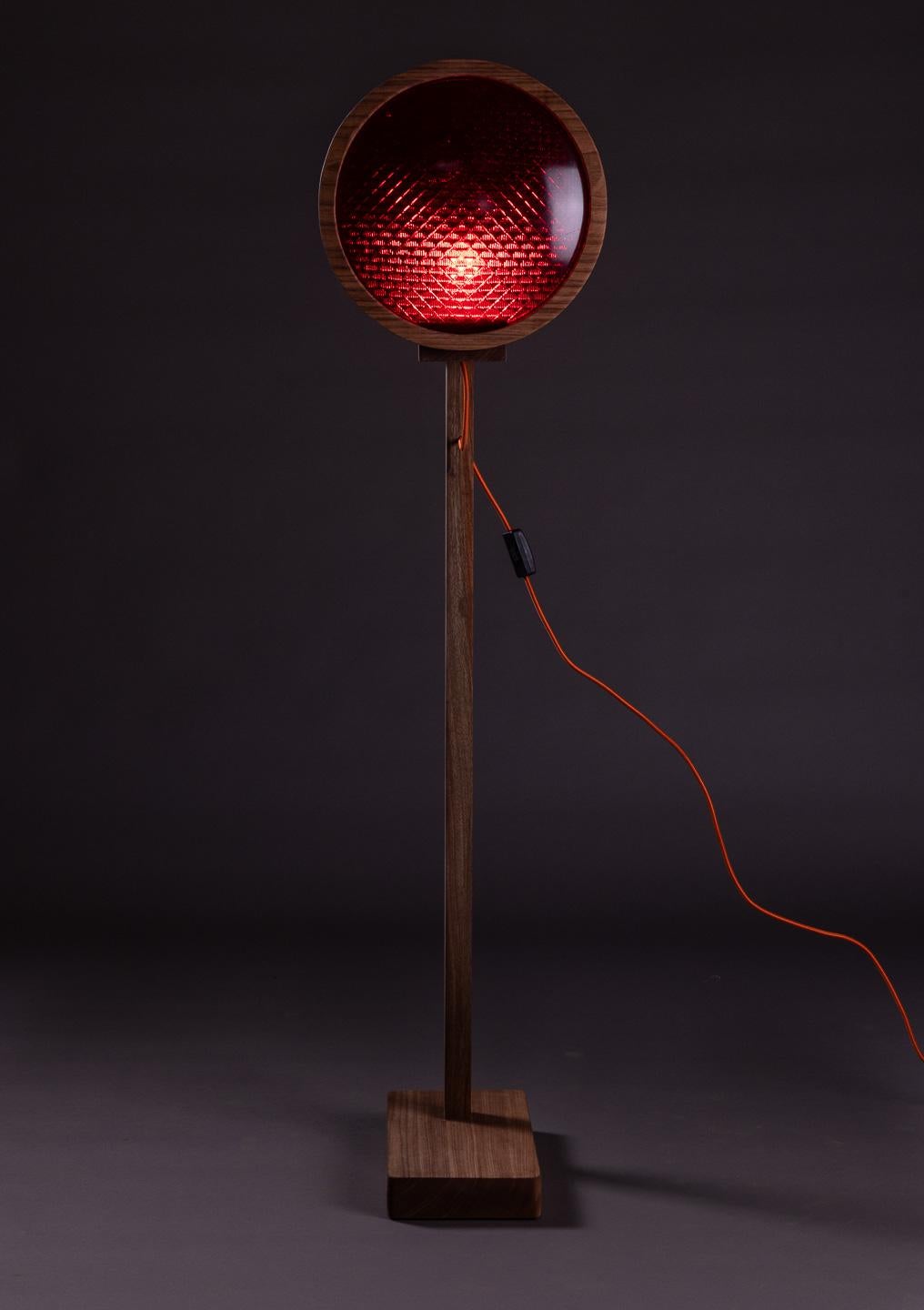 Fait main La lampe Lore. Wood Wood brésilien et lentilles de feux de circulation des années 1960. en vente