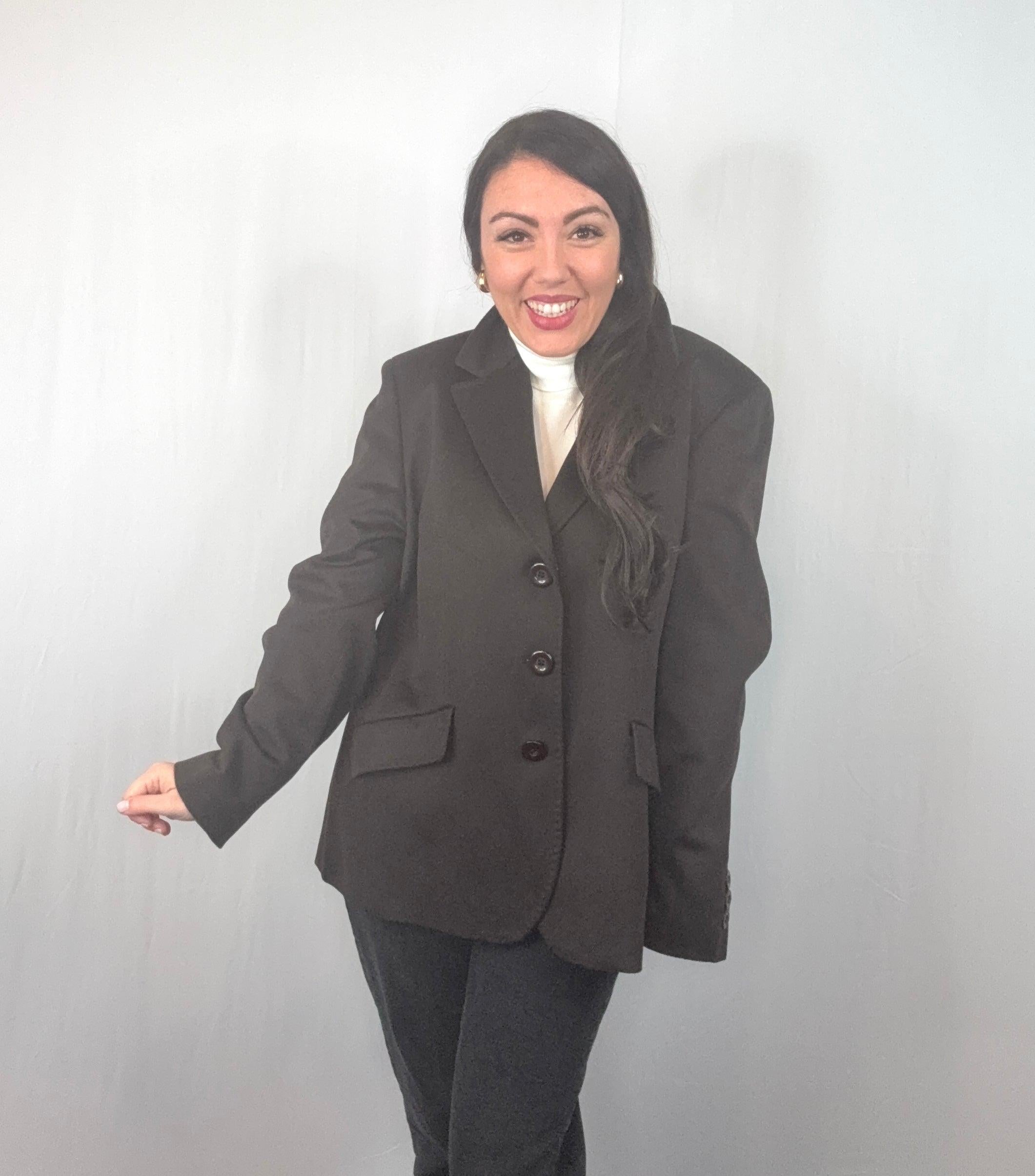 Elegance and sophistication come together beautifully in this stunning Loredana Del Monte blazer, a true signature piece primed for evening wear. Crafted from 100% Loro Piana virgin wool, this blazer features a smooth, refined texture that strikes a