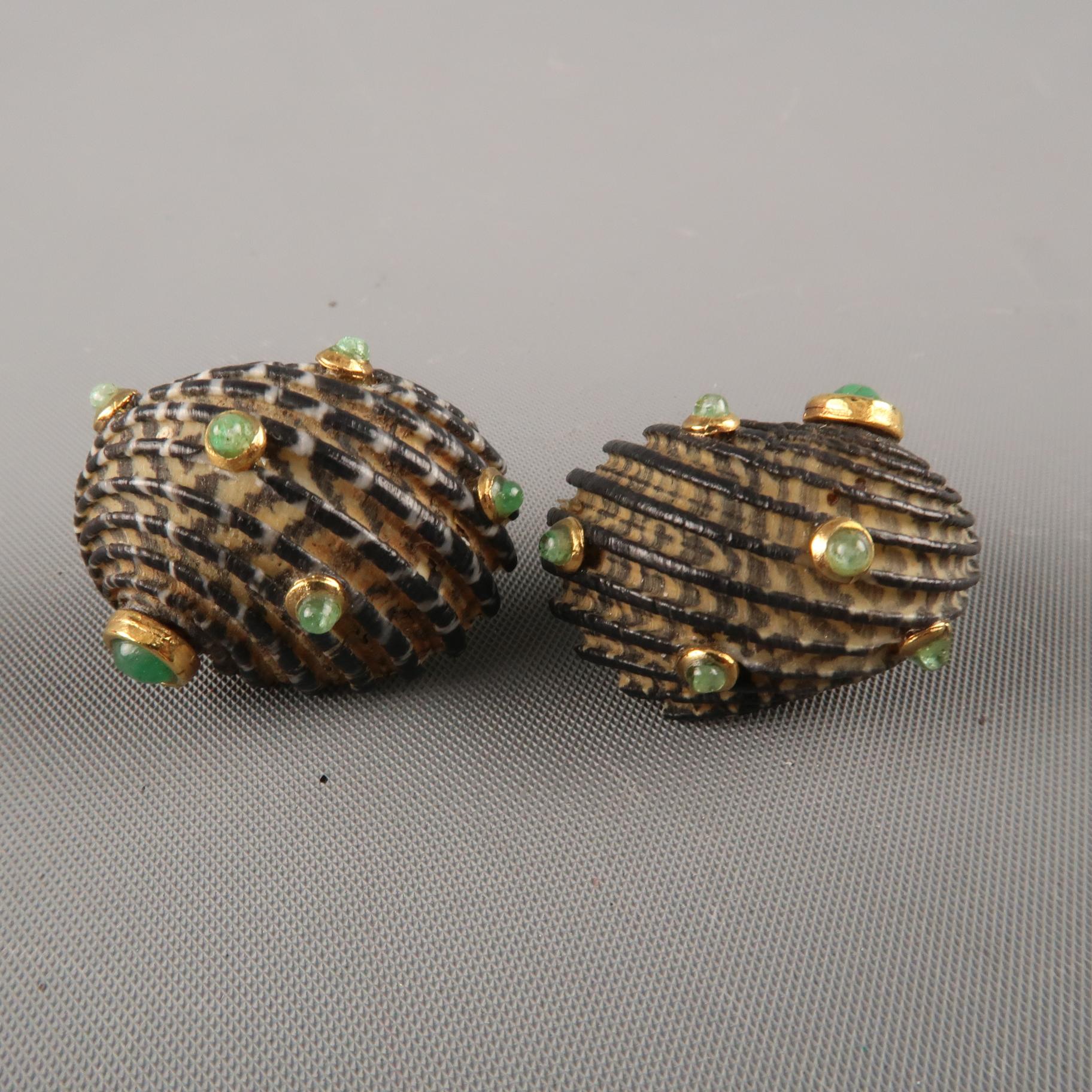L'OREE du BOIS clip on earrings feature sea shells with gold tone encased green stone embellishments throughout. Made in France.
 
Good Pre-Owned Condition.
 
1 x 0.75 in.