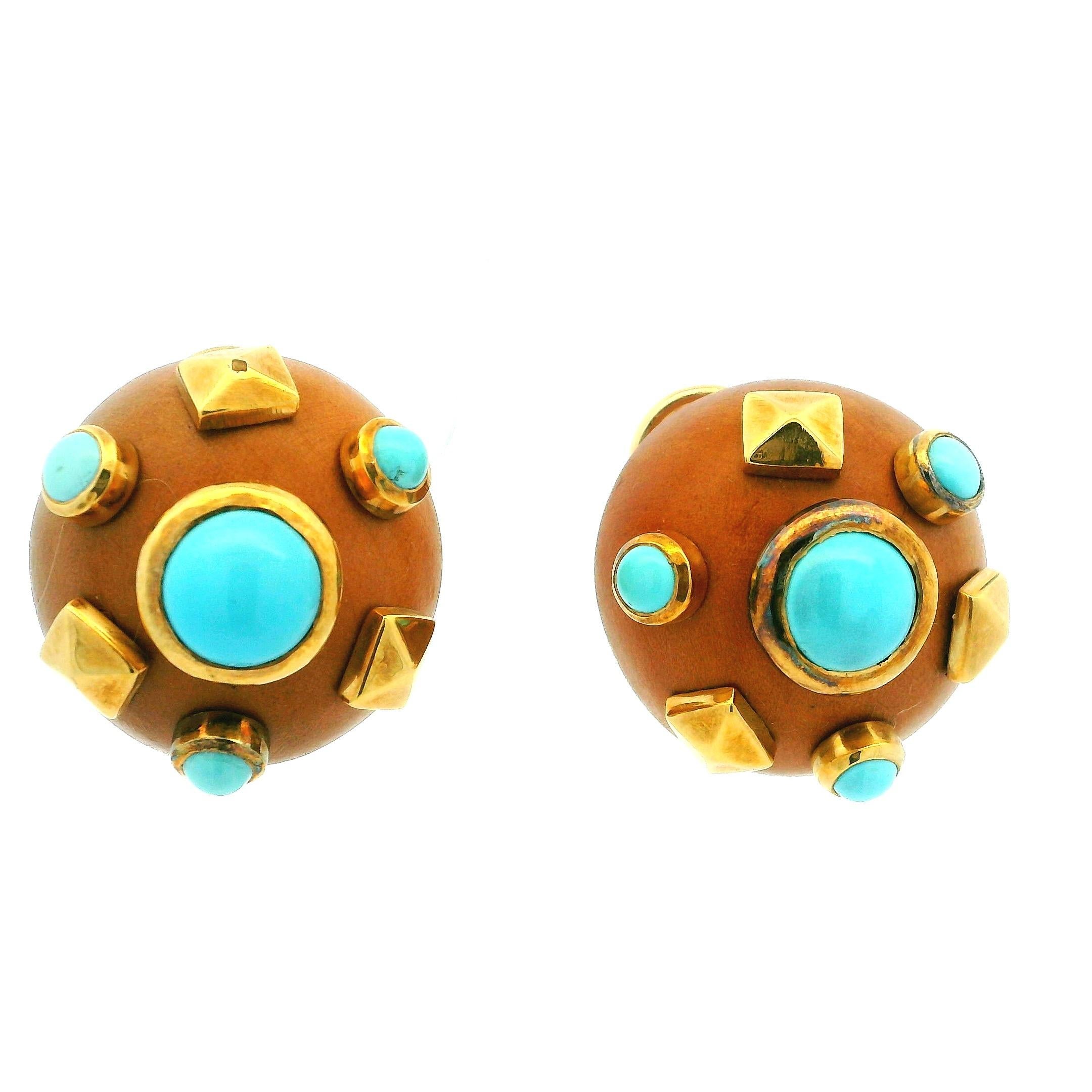 Questi orecchini L'Orée du Bois degli anni '70-'80 catturano l'approccio inconfondibile della maison alle forme: silhouette di legno arrotondate accentate da elementi in oro 18 carati e cabochon di turchesi vibranti. Gli orecchini si presentano come