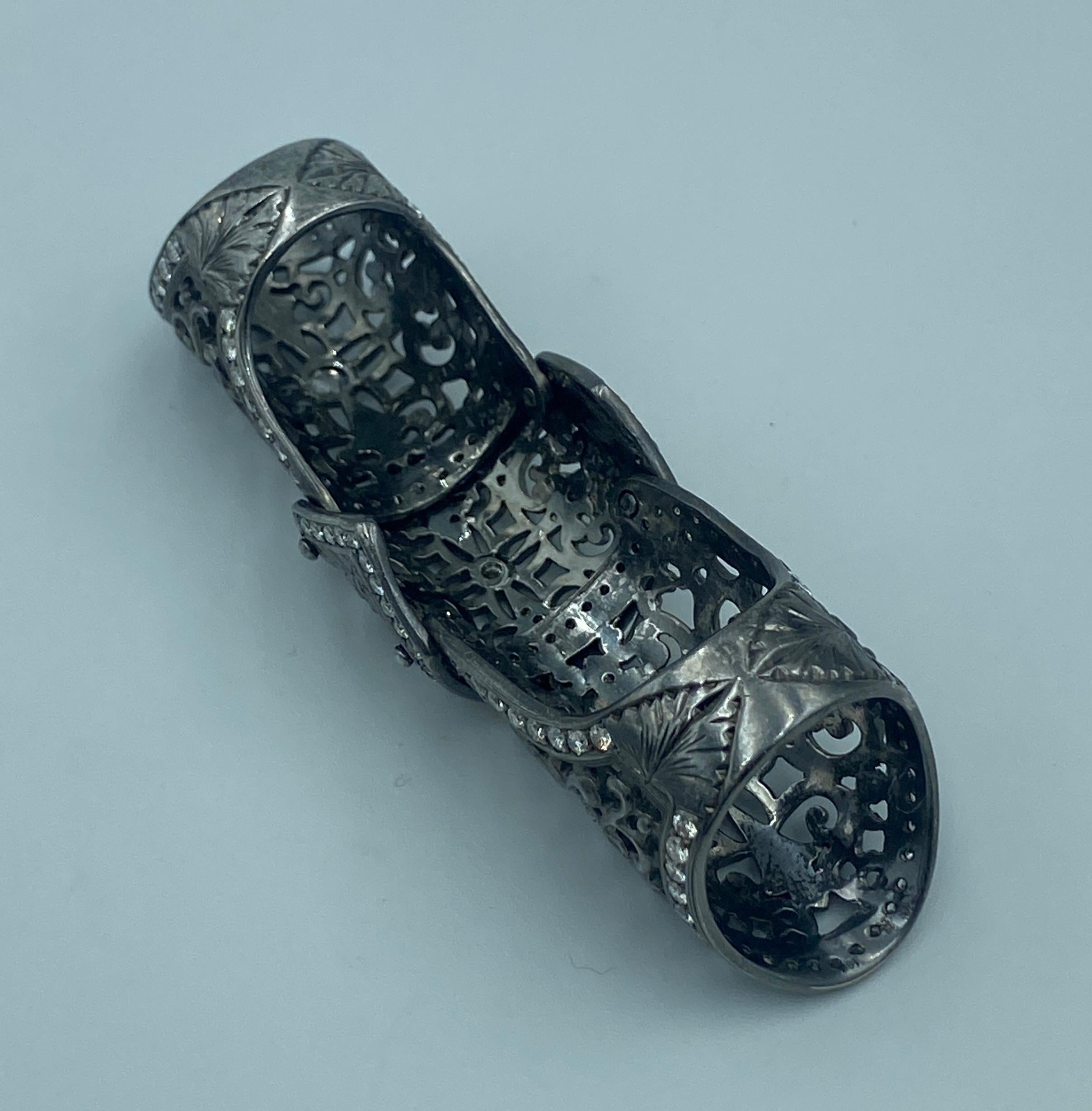 Loree Rodkin 18k gold and diamond knight's knuckle ring For Sale 4