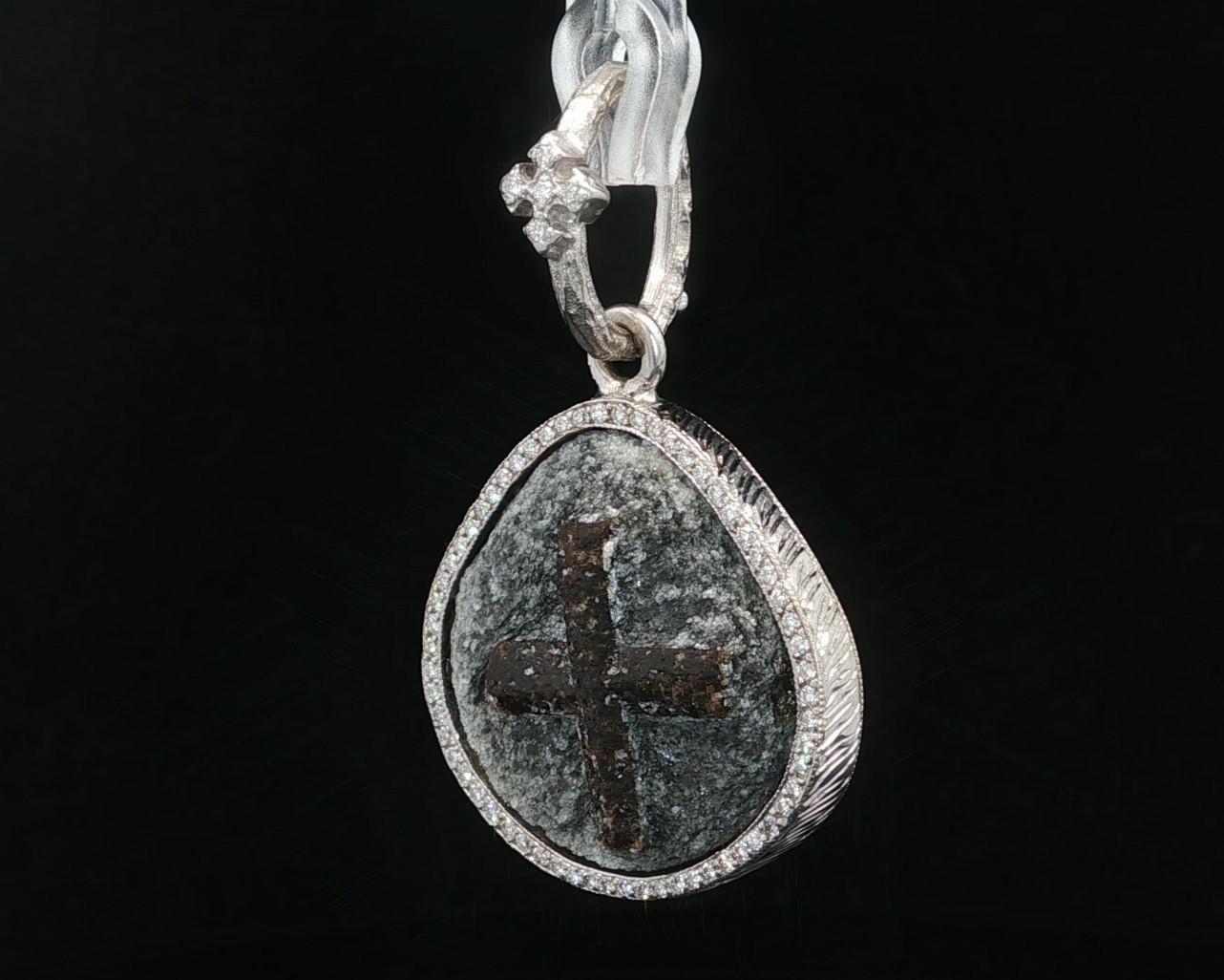 Loree Rodkin 18k Gold Carved Staurolite Fine Diamond Frame Cross Pendant For Sale 4