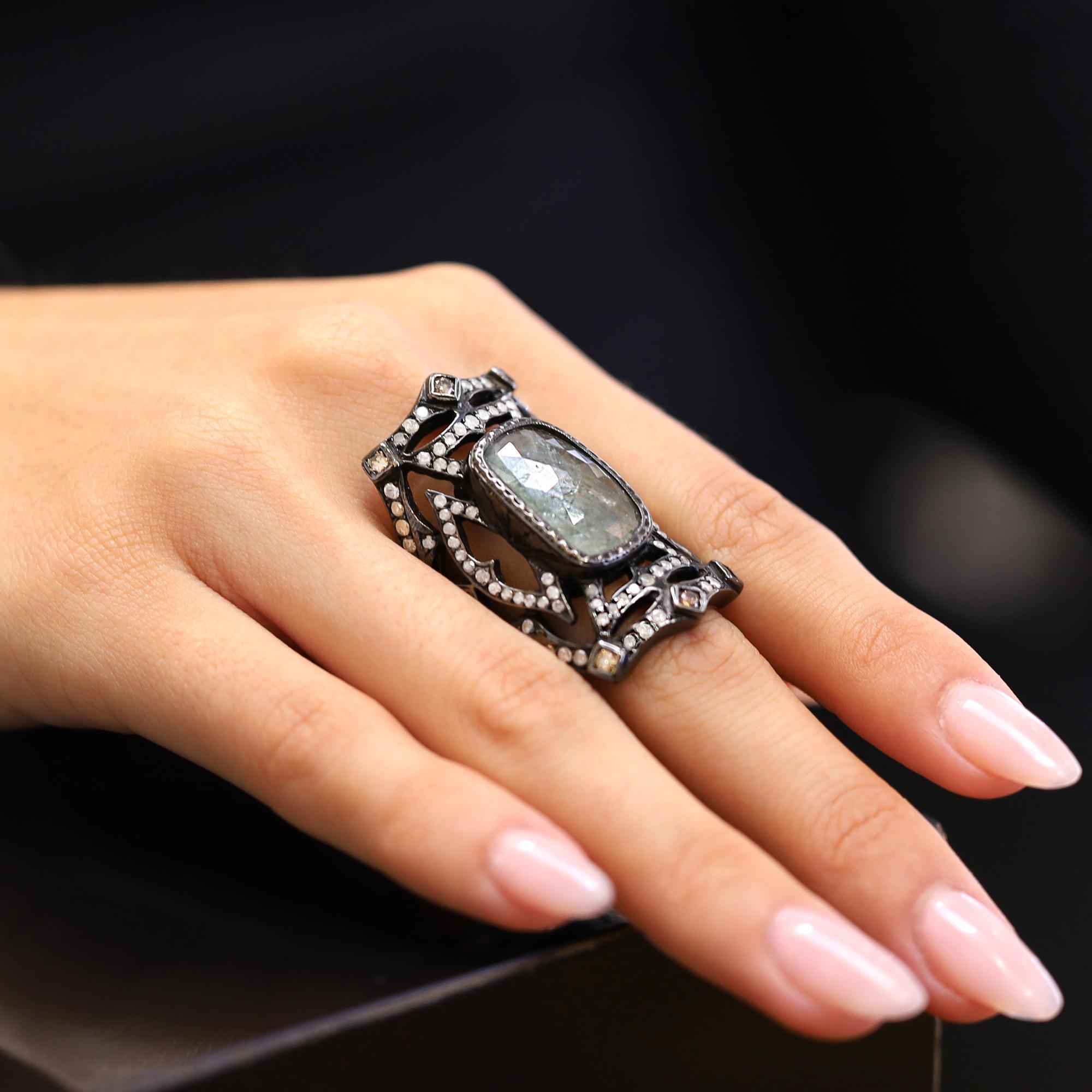 Anello da polso gotico medievale con diamanti, finemente dettagliato e dinamico, di Loree Rodkin. Centrato da un singolo diamante taglio rosa da 6 carati e accentuato da oltre 100 altri diamanti; splendidamente realizzato a mano in oro nero 18