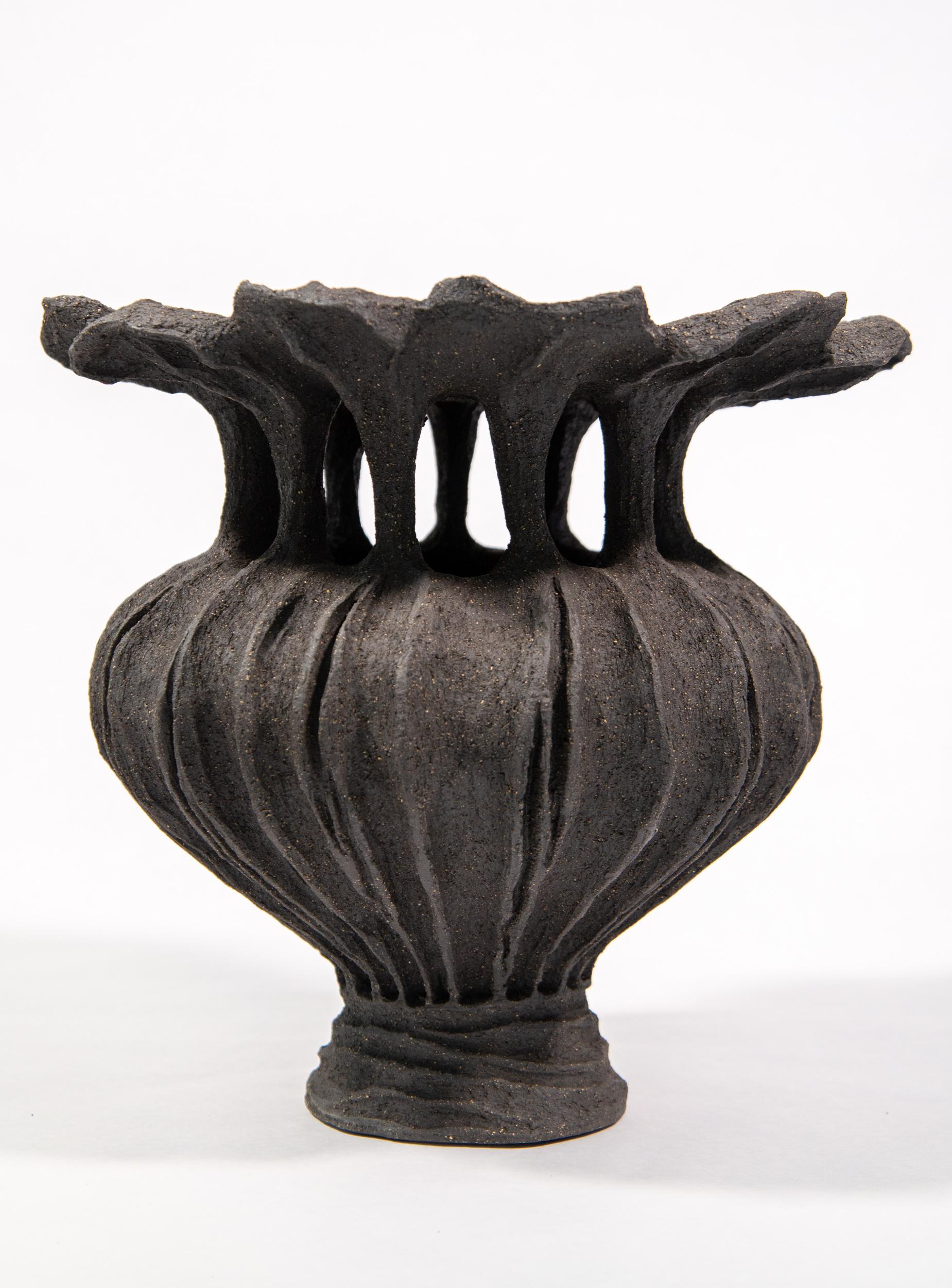 Capsule de pavot noir n° 2 - sculpture contemporaine en céramique, fabriquée à la main - Sculpture de Loren Kaplan