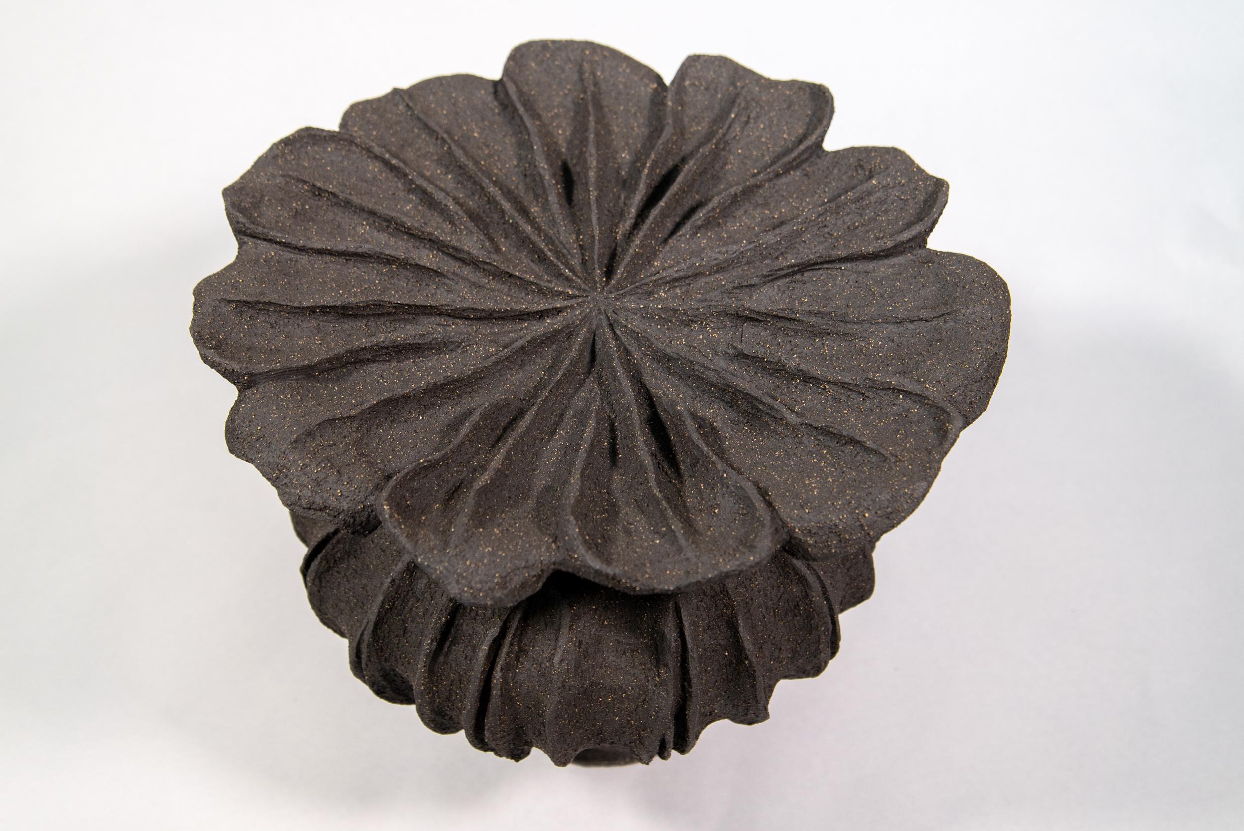 Capsule de pavot noir n° 2 - sculpture contemporaine en céramique, fabriquée à la main - Contemporain Sculpture par Loren Kaplan