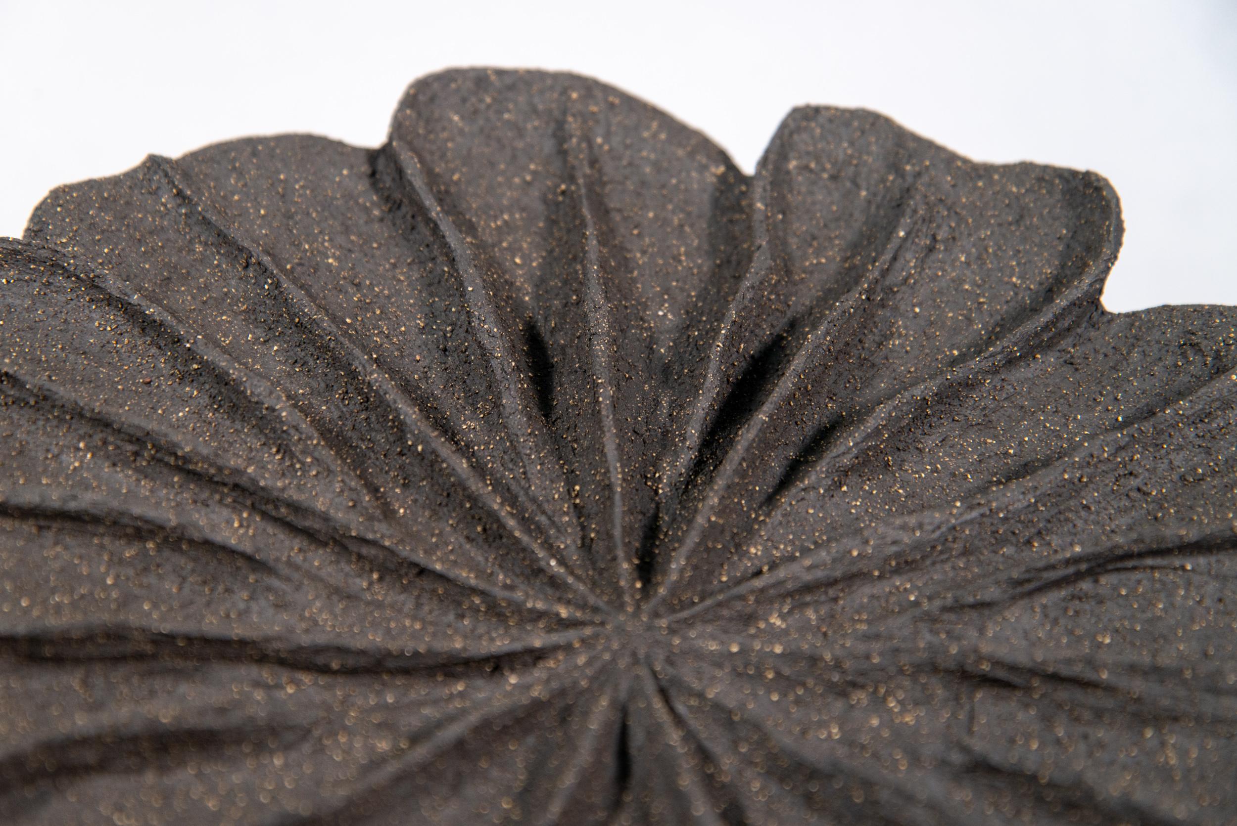 Capsule de pavot noir n° 2 - sculpture contemporaine en céramique, fabriquée à la main - Noir Abstract Sculpture par Loren Kaplan