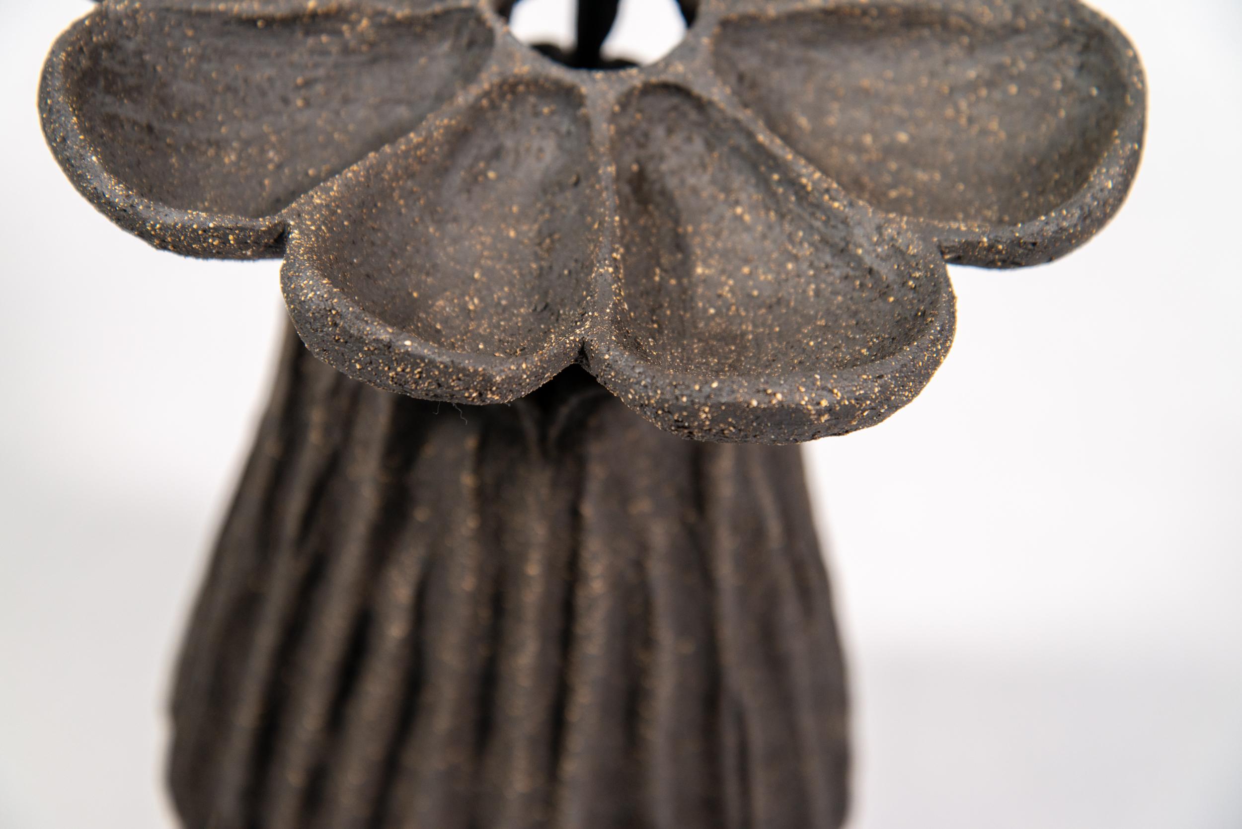 Capsula di semi di papavero nero n. 3 - scultura contemporanea in ceramica realizzata a mano - Abstract Sculpture Nero di Loren Kaplan