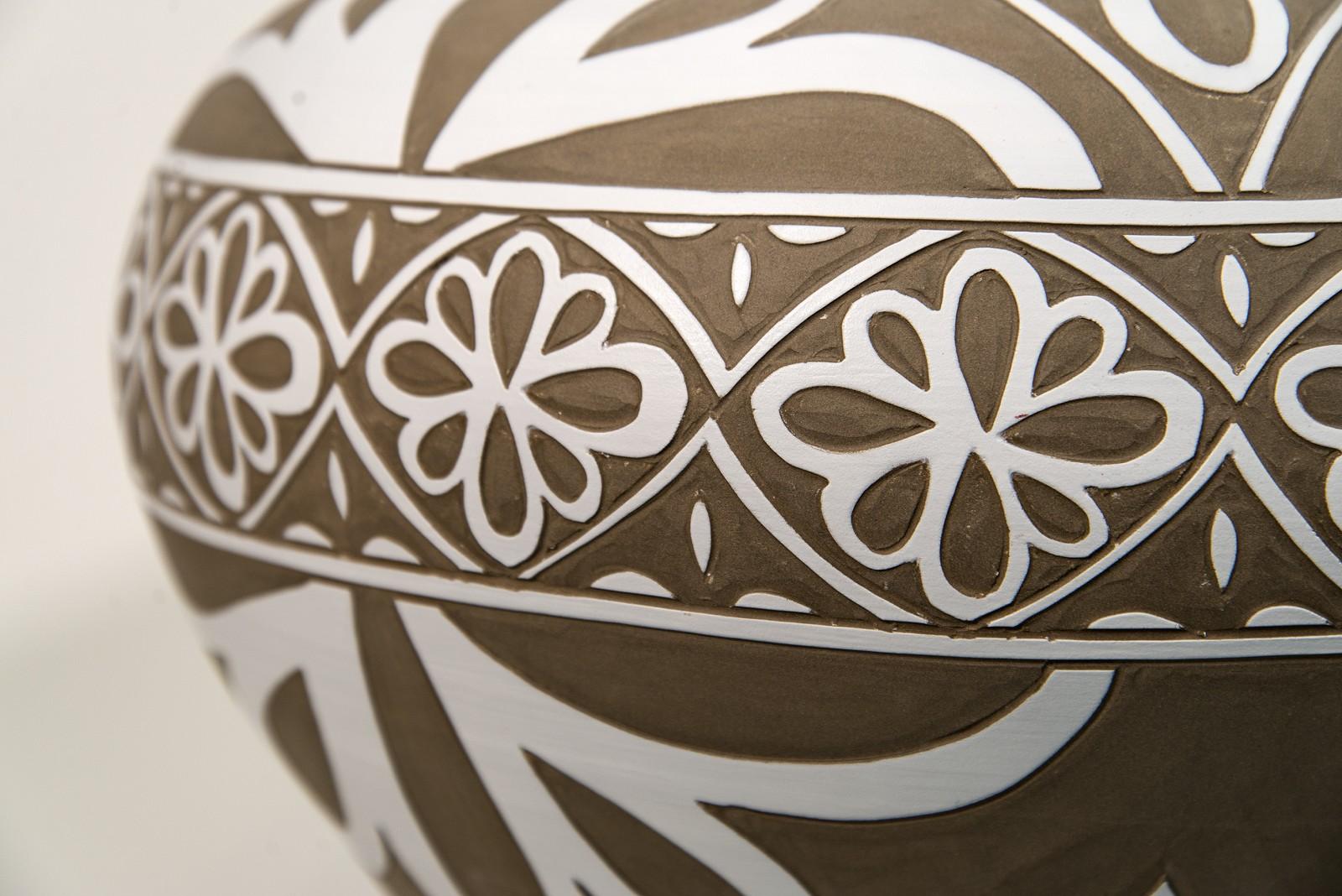 Großes Gefäß mit graviertem Blumenmotiv – dekoratives, handgefertigtes Porzellangefäß (Grau), Abstract Sculpture, von Loren Kaplan