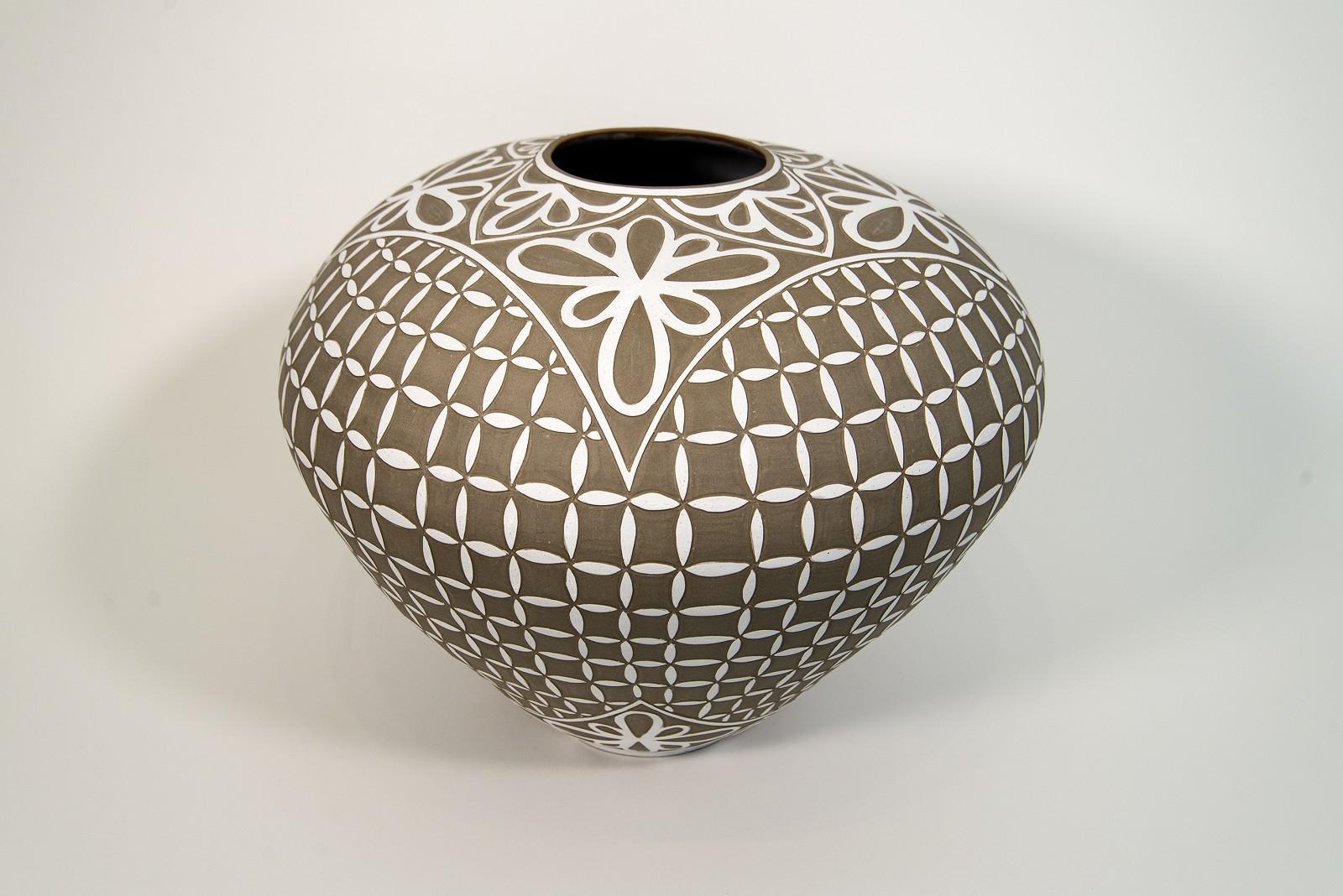 Großes Gefäß mit graviertem Blütenblattmotiv – dekoratives, handgefertigtes Porzellangefäß (Zeitgenössisch), Sculpture, von Loren Kaplan