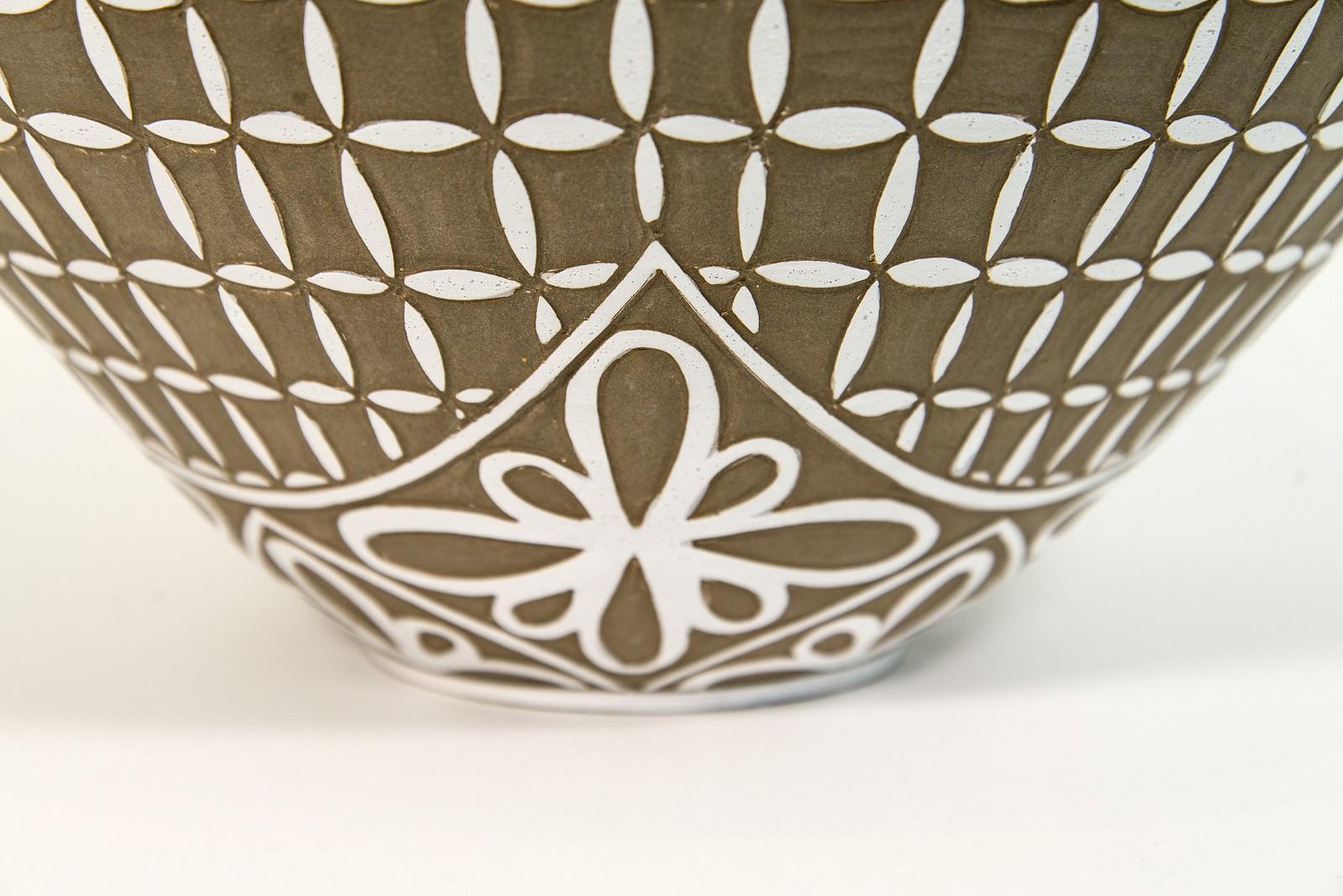 Großes Gefäß mit graviertem Blütenblattmotiv – dekoratives, handgefertigtes Porzellangefäß im Angebot 2