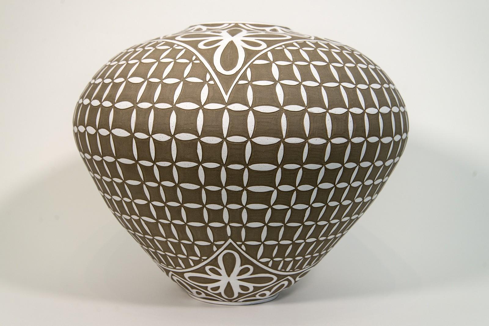 Großes Gefäß mit graviertem Blütenblattmotiv – dekoratives, handgefertigtes Porzellangefäß – Sculpture von Loren Kaplan