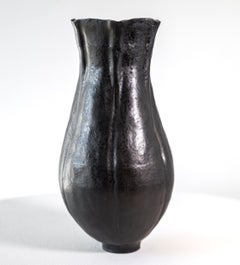 Silver Linings Nr. 3 – Moderne, von Hand geformte Vase aus schwarzer Keramik