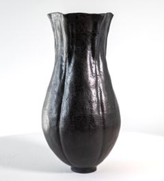 Silver Linings Nr. 3 – Moderne, von Hand geformte Vase aus schwarzer Keramik