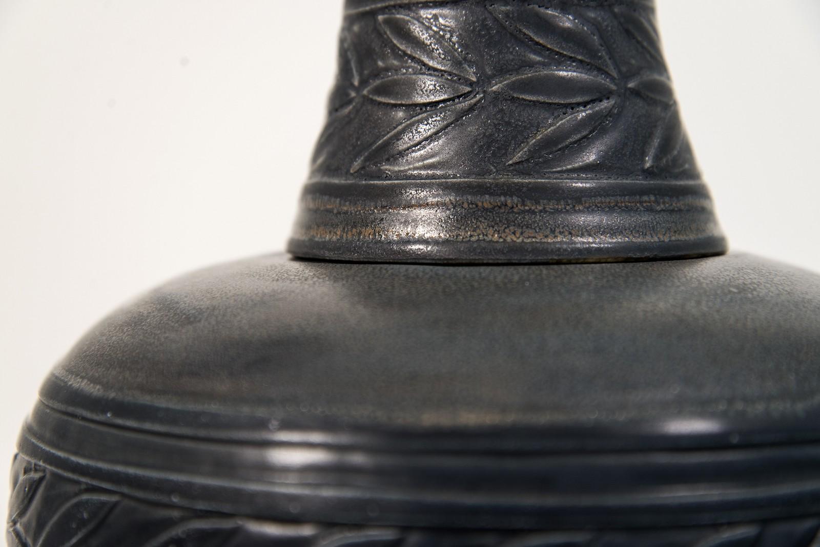 Piccolo barattolo di zenzero nero e umido con foglie incise - vaso in porcellana - Sculpture Contemporaneo di Loren Kaplan