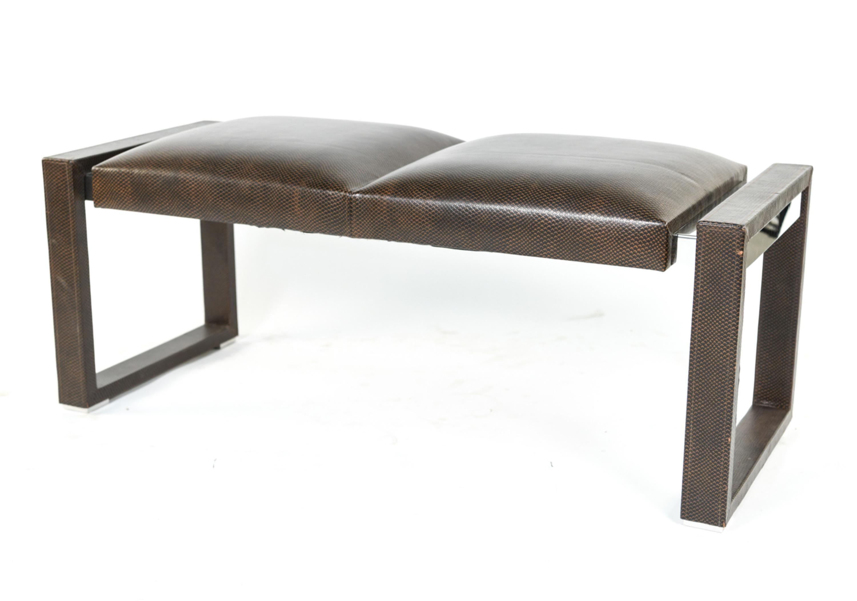 Banc Loren Marsh Design en cuir embossé et acier inoxydable poli en vente 5