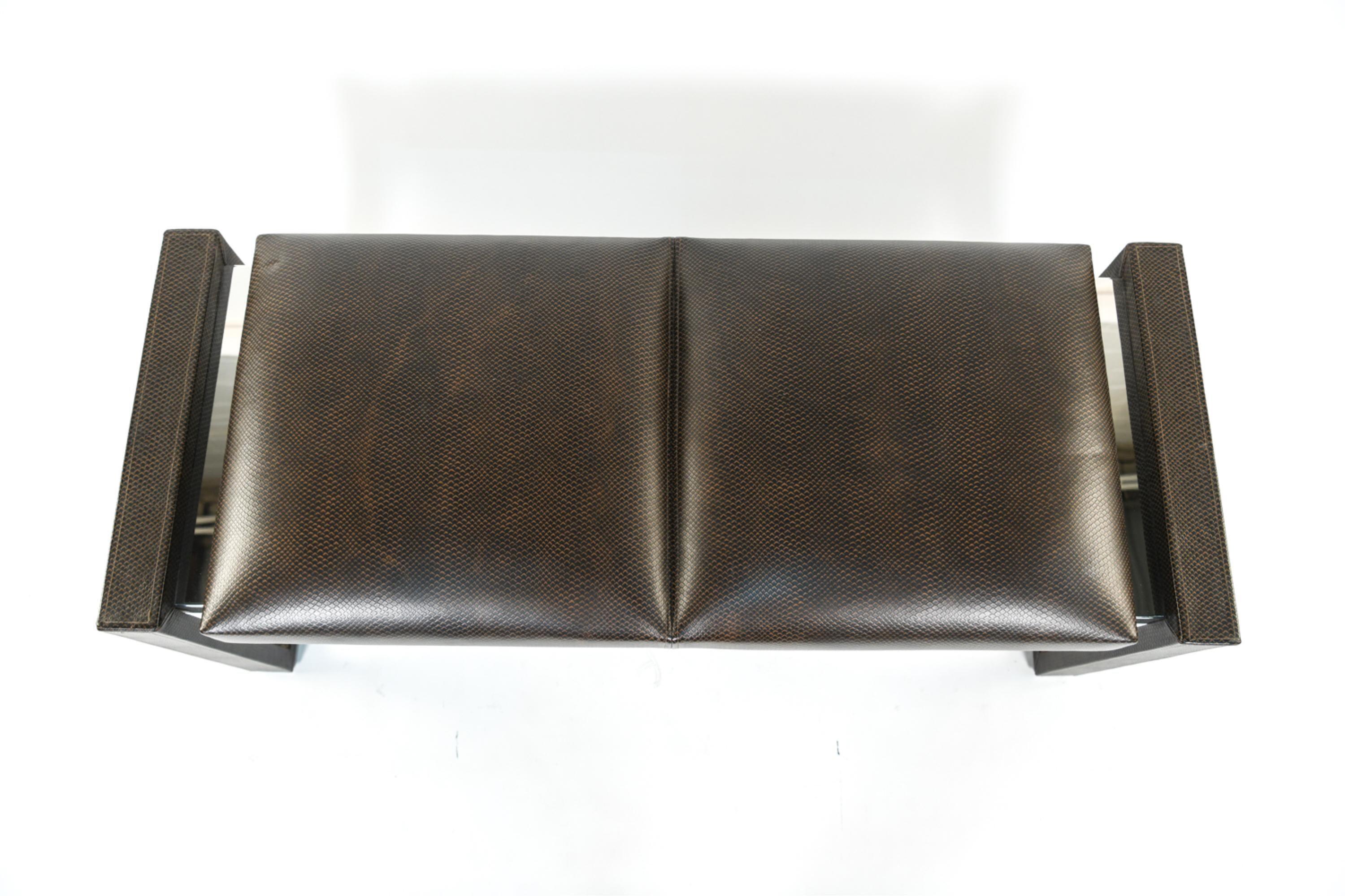 Banc Loren Marsh Design en cuir embossé et acier inoxydable poli en vente 8