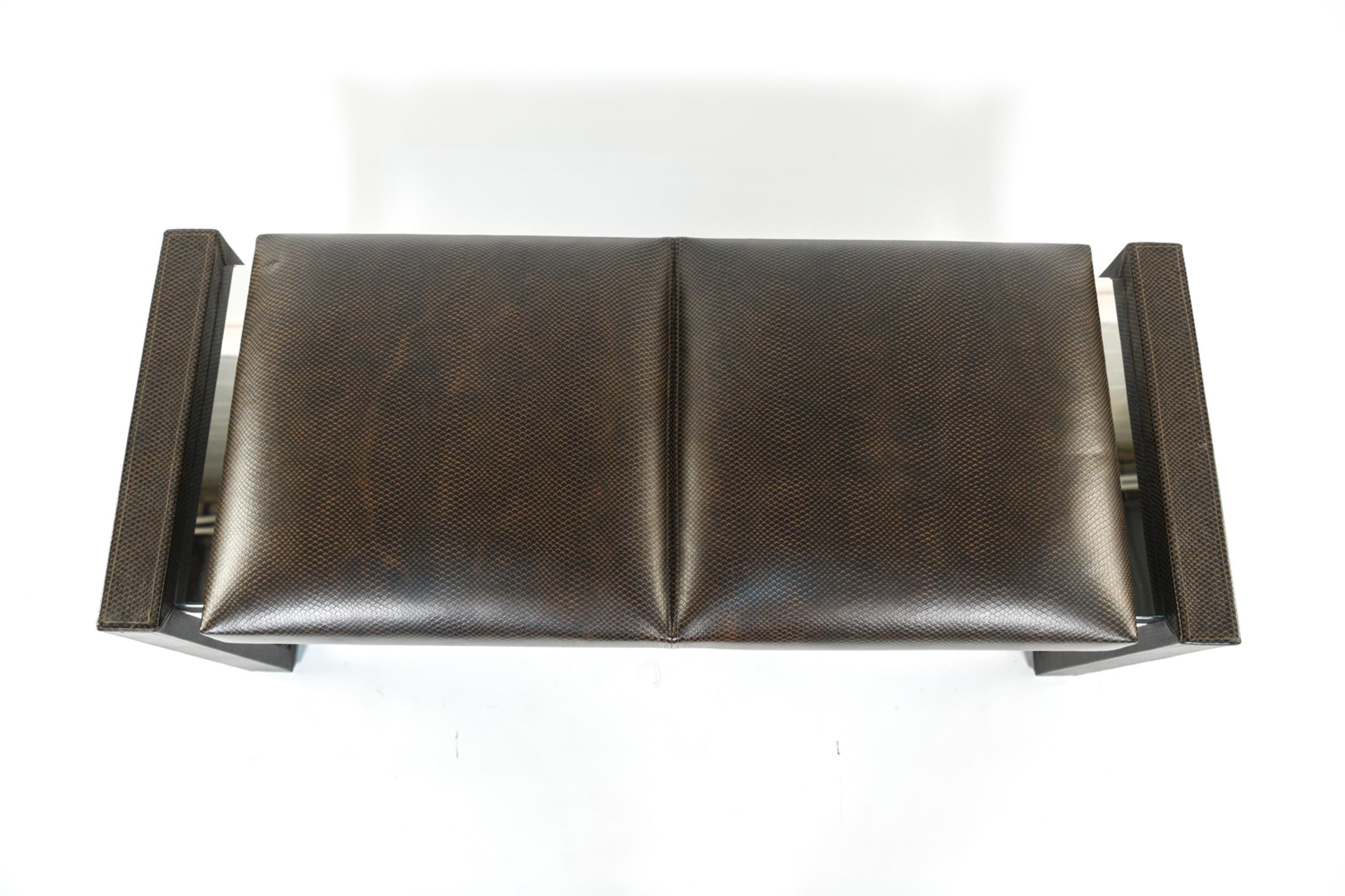 Panchina di design Loren Marsh in pelle goffrata e acciaio inox lucido in vendita 8