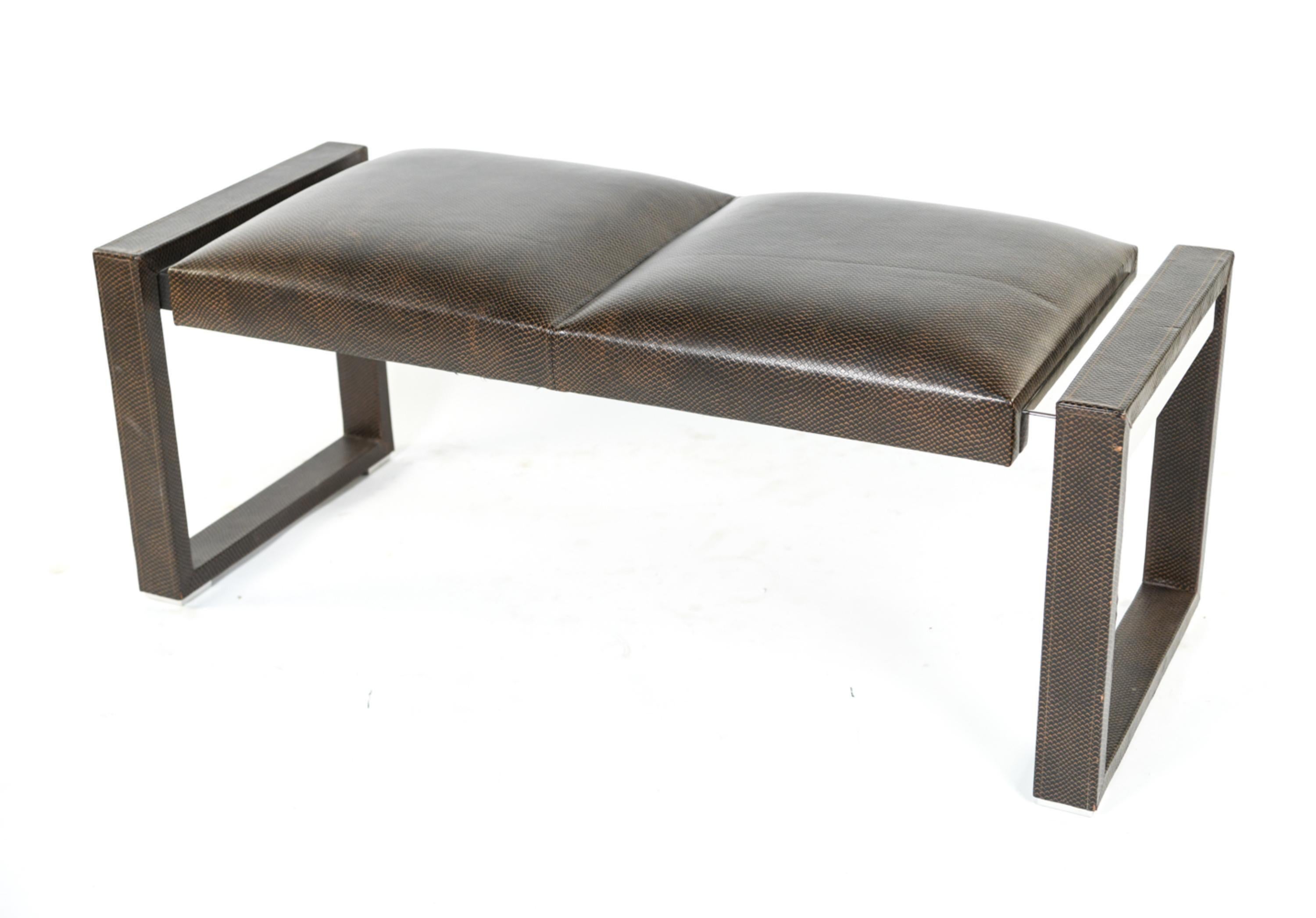 Panchina di design Loren Marsh in pelle goffrata e acciaio inox lucido in vendita 9