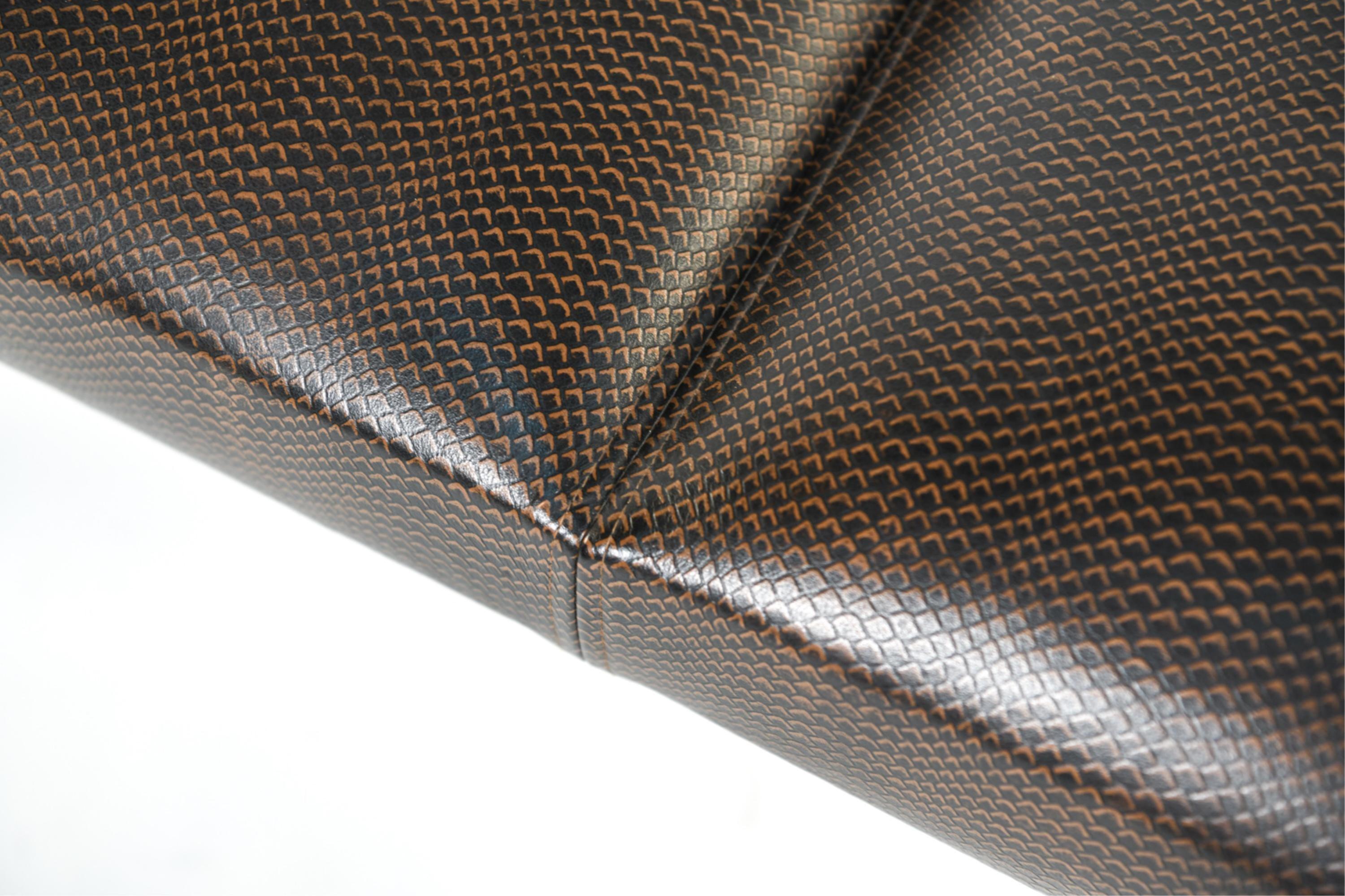 Panchina di design Loren Marsh in pelle goffrata e acciaio inox lucido in vendita 11