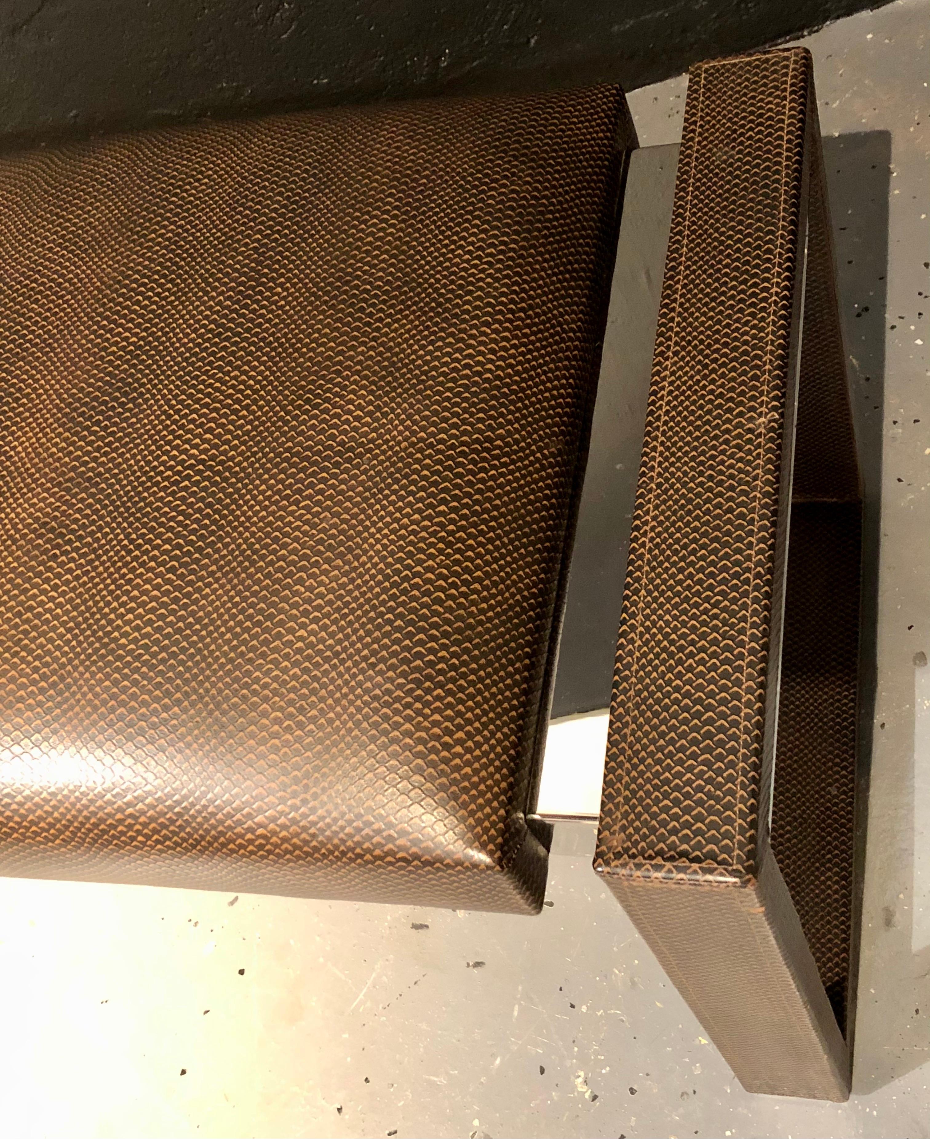 Banc Loren Marsh Design en cuir embossé et acier inoxydable poli Bon état - En vente à Stamford, CT
