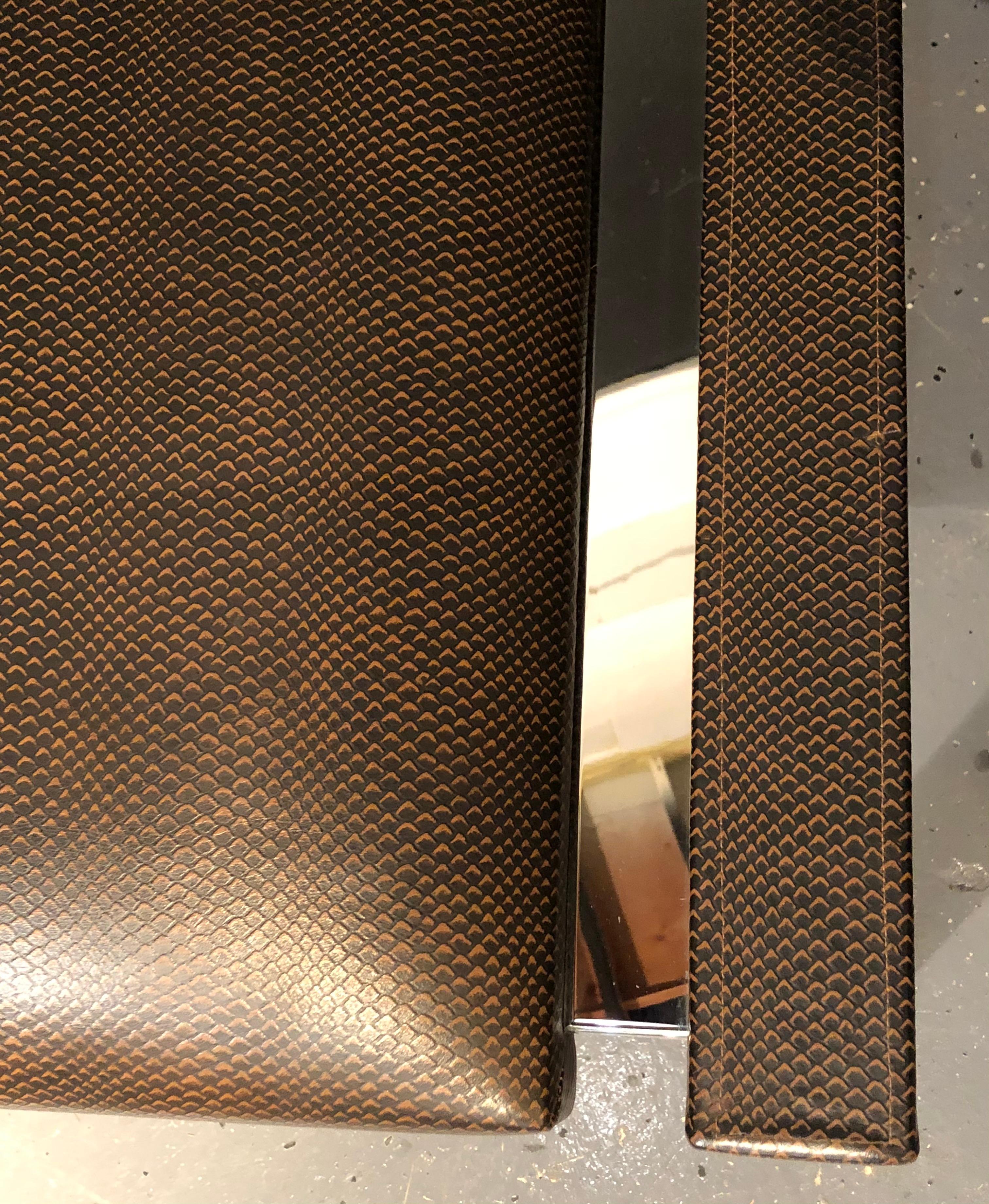 Panchina di design Loren Marsh in pelle goffrata e acciaio inox lucido in vendita 2