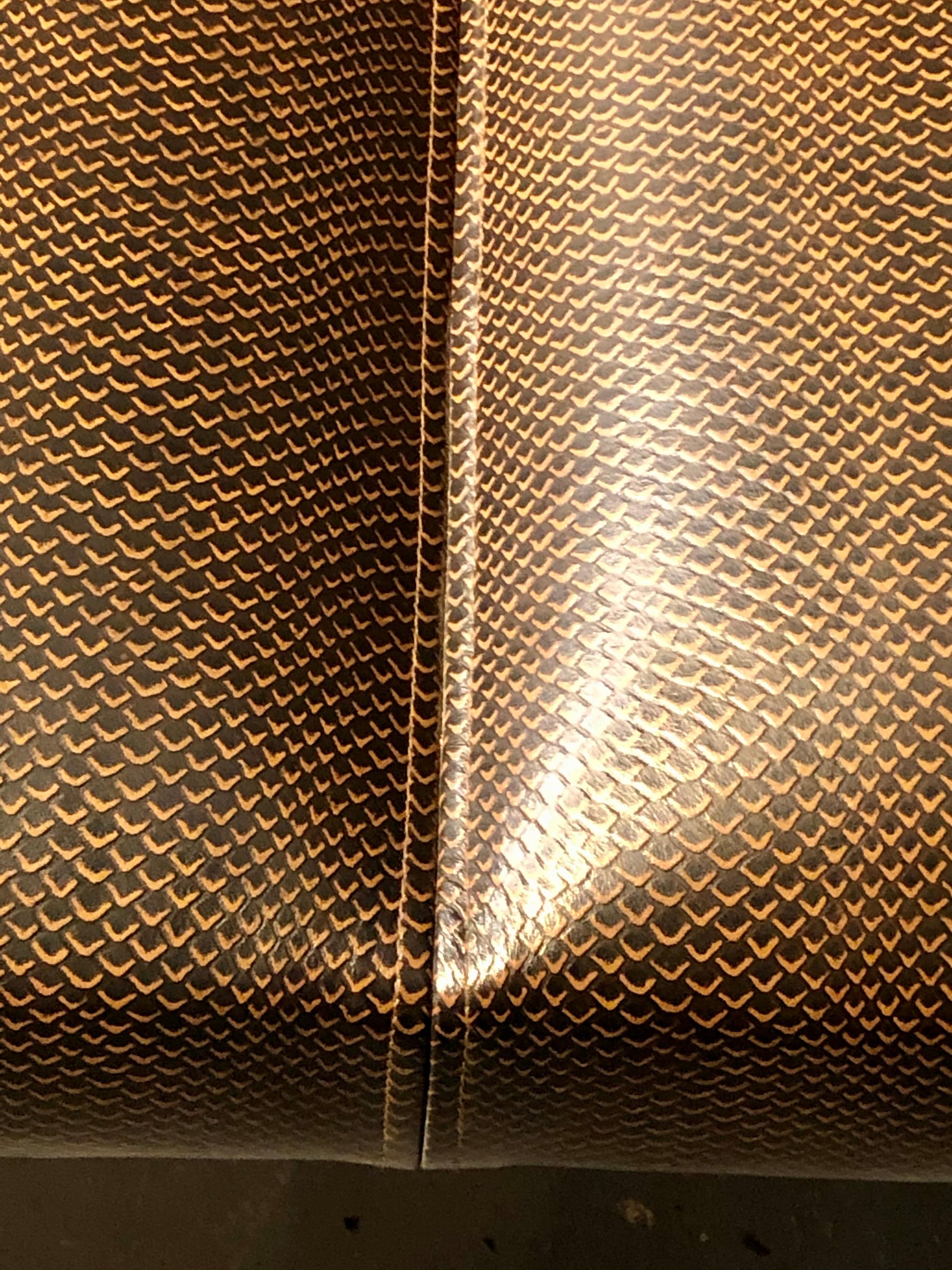 Panchina di design Loren Marsh in pelle goffrata e acciaio inox lucido in vendita 3
