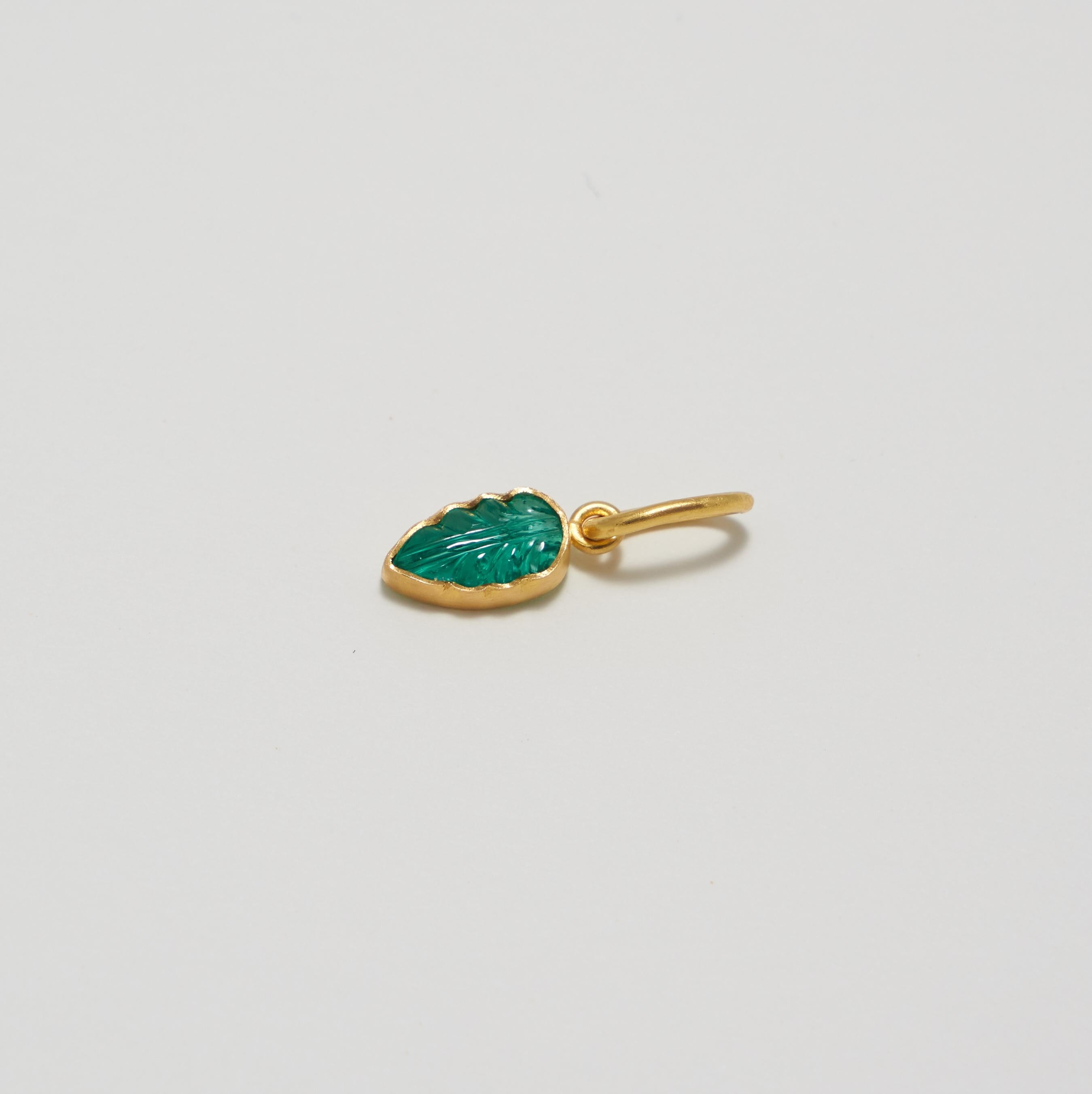 Contemporary 22 Karat Yellow Gold and Bezel Set Natural Emerald Carved Leaf Charm For Sale