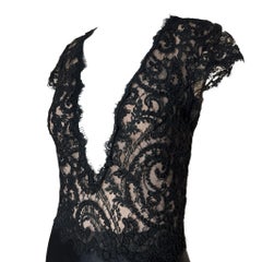 Lorena Sarbu 2000's Noir Lacey Robe à décolleté plongeant avec traîne