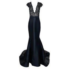 Lorena Sarbu 2000's Noir Lacey Robe à décolleté plongeant avec traîne
