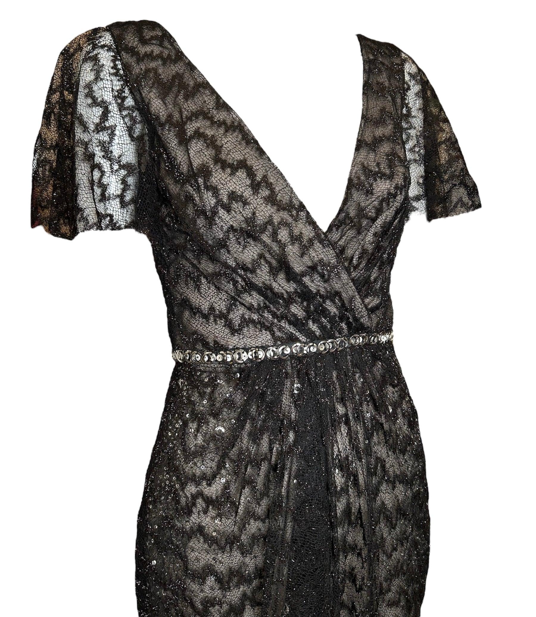 Cette robe spectaculaire est un mélange de féminité des années 30 et d'audace des années 90. Un anneau métallique à la taille est une touche de chic industriel que nous aimons voir. Il s'agit d'une robe à trois couches avec une robe intérieure en