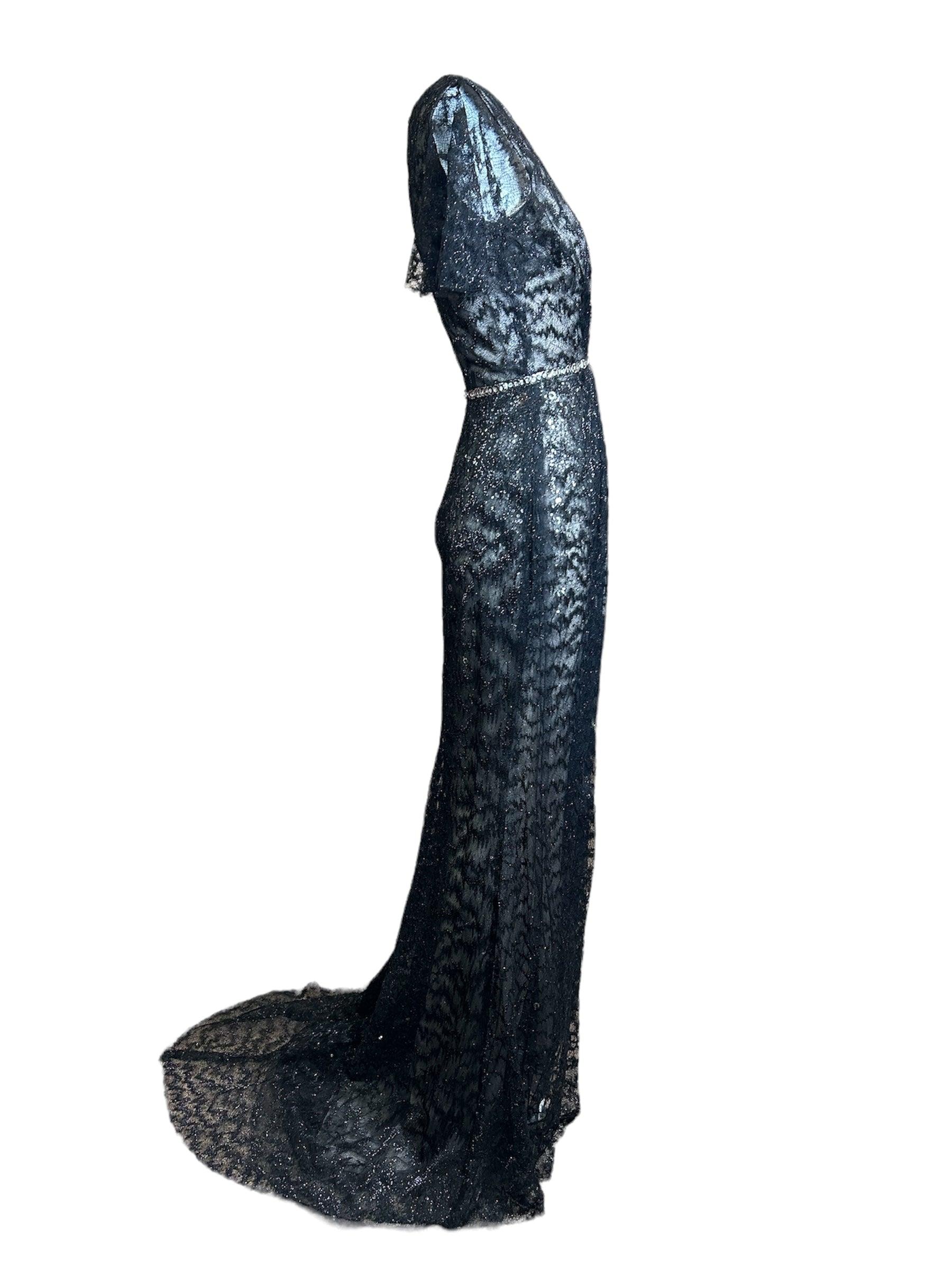 Noir Lorena Sarbu Black Metallic Lace Flutter Sleeve Gown (robe à manches volantes en dentelle métallisée) en vente
