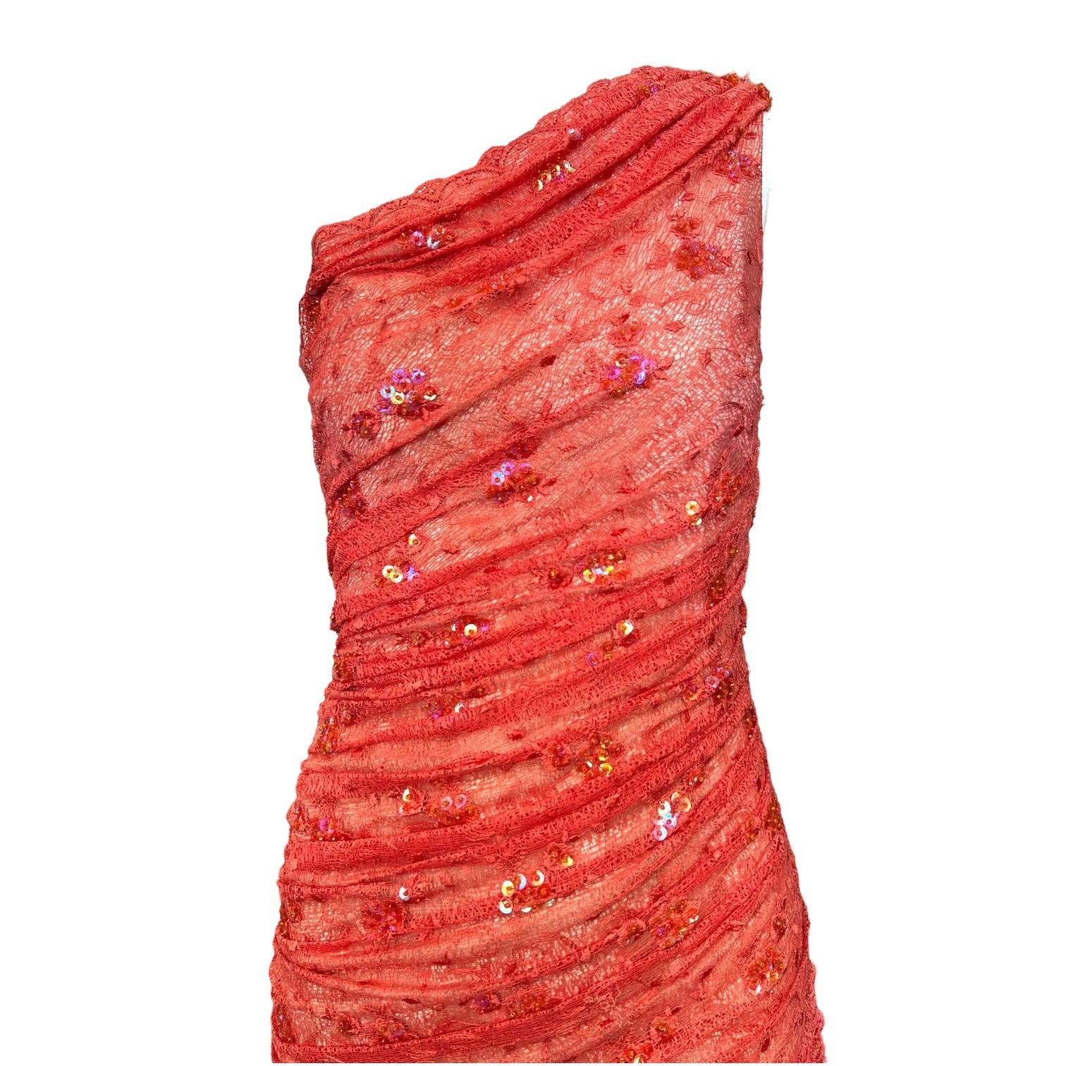 Sexy und süßes kleines Minikleid von Lorena Sarbu aus dem Jahr 2010. Korallenrosa Spitze, die diagonal über die Silhouette drapiert ist und mit Pailletten und Perlen verziert ist. Einschuliges, figurbetontes Cocktail-/Partykleid in Silhouette.