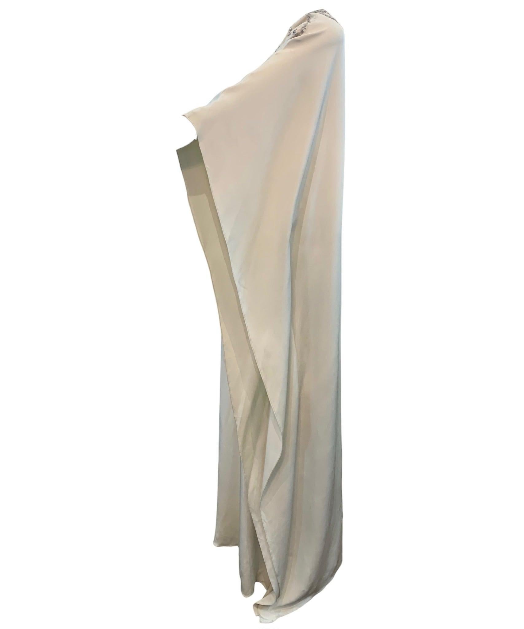 Dieser elegante weiße Kaftan von Lorena Sarbu ist perfekt für besondere Anlässe. Sie ist mit Perlen besetzt und zeichnet sich durch exquisite Handwerkskunst und hochwertigste Seide aus. Damit ist sie ideal für Brautmoden, den roten Teppich und sogar