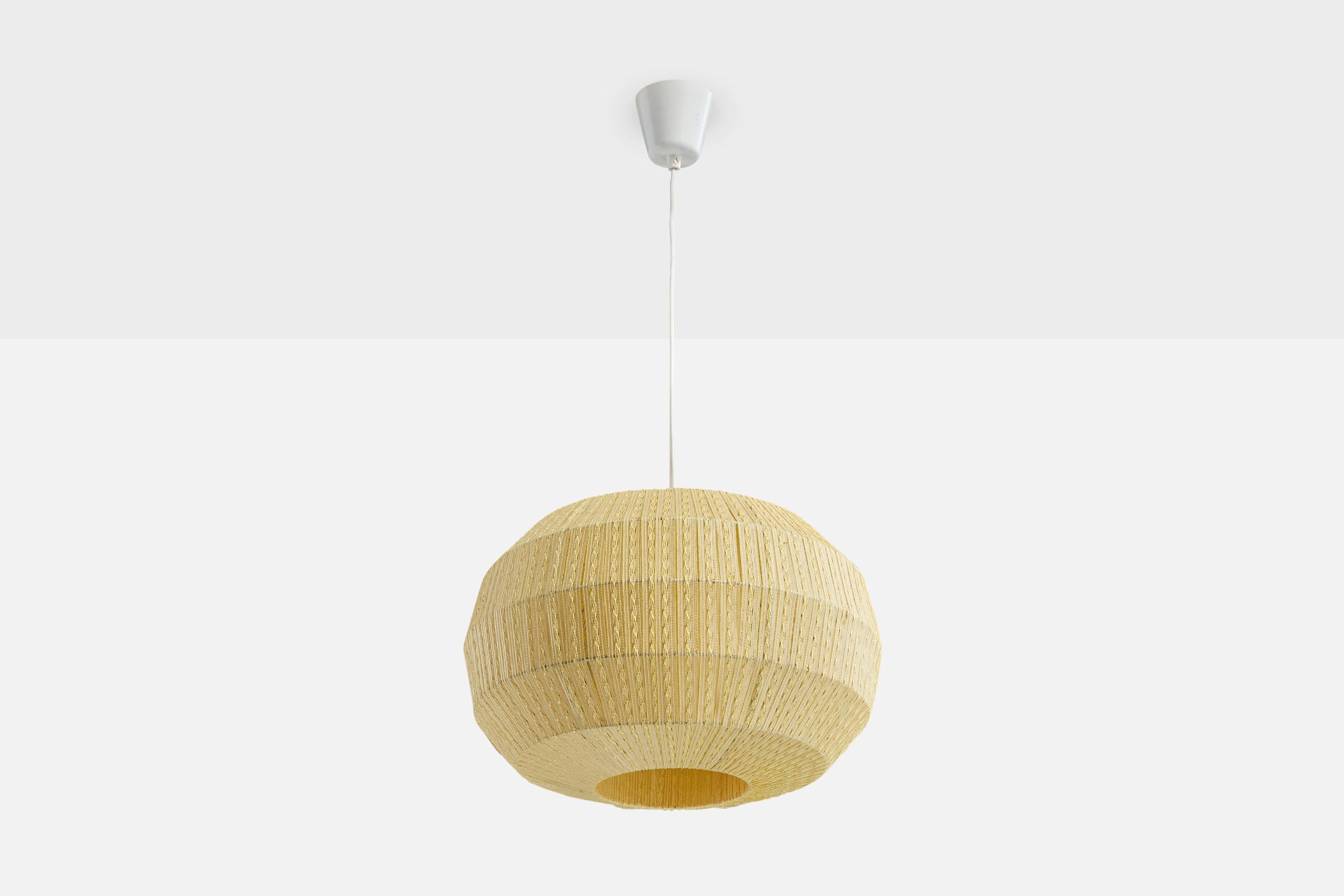 Suspension en tissu brodé jaune produite par Lorentzons, Norvège, c.C. 1960.

Dimensions globales (pouces) : 38.25 