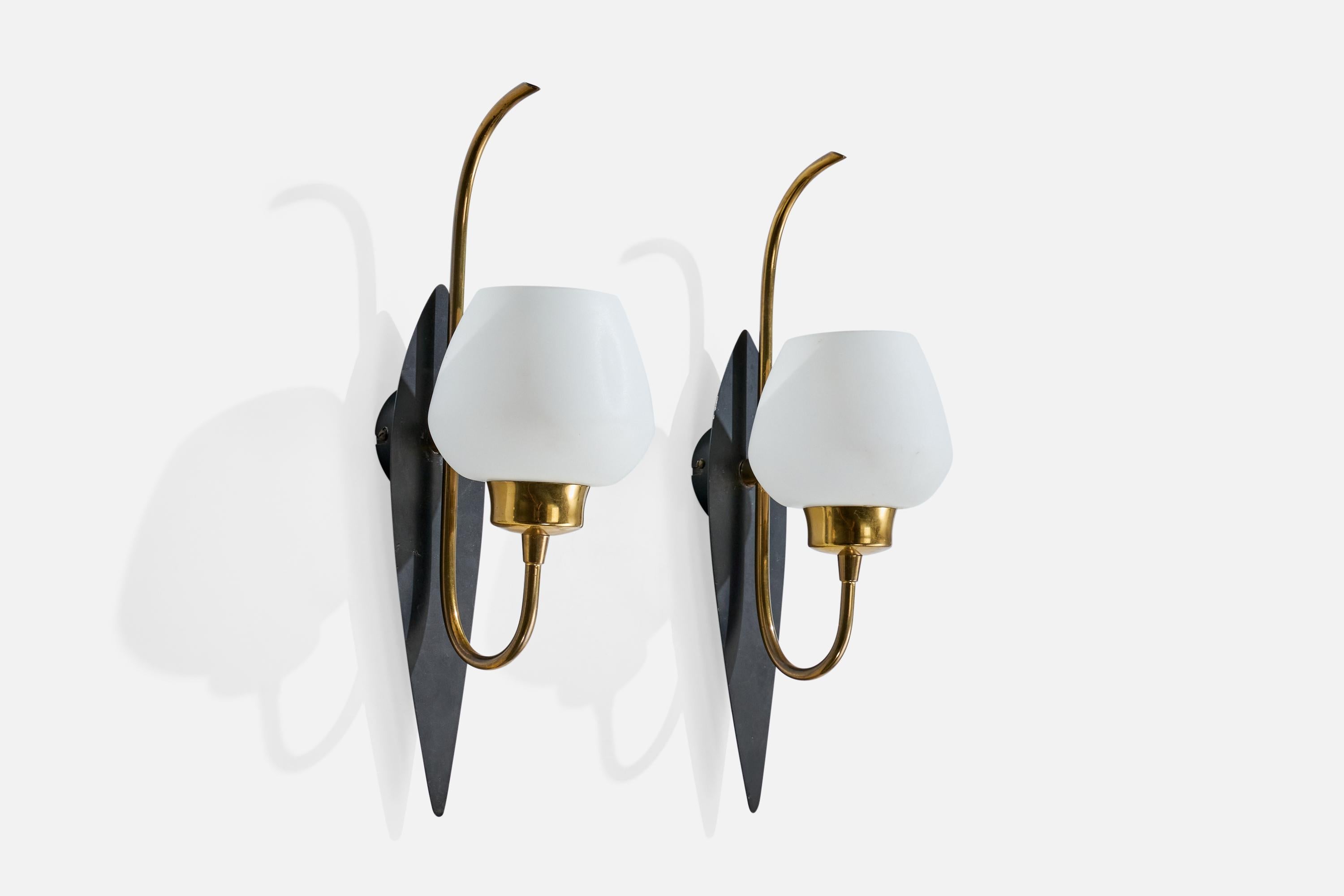 Paire d'appliques en métal laqué noir, laiton et verre opalin blanc produites par Lorentzons, Norvège, c. 1950.

Dimensions globales (en pouces) : 14,5 