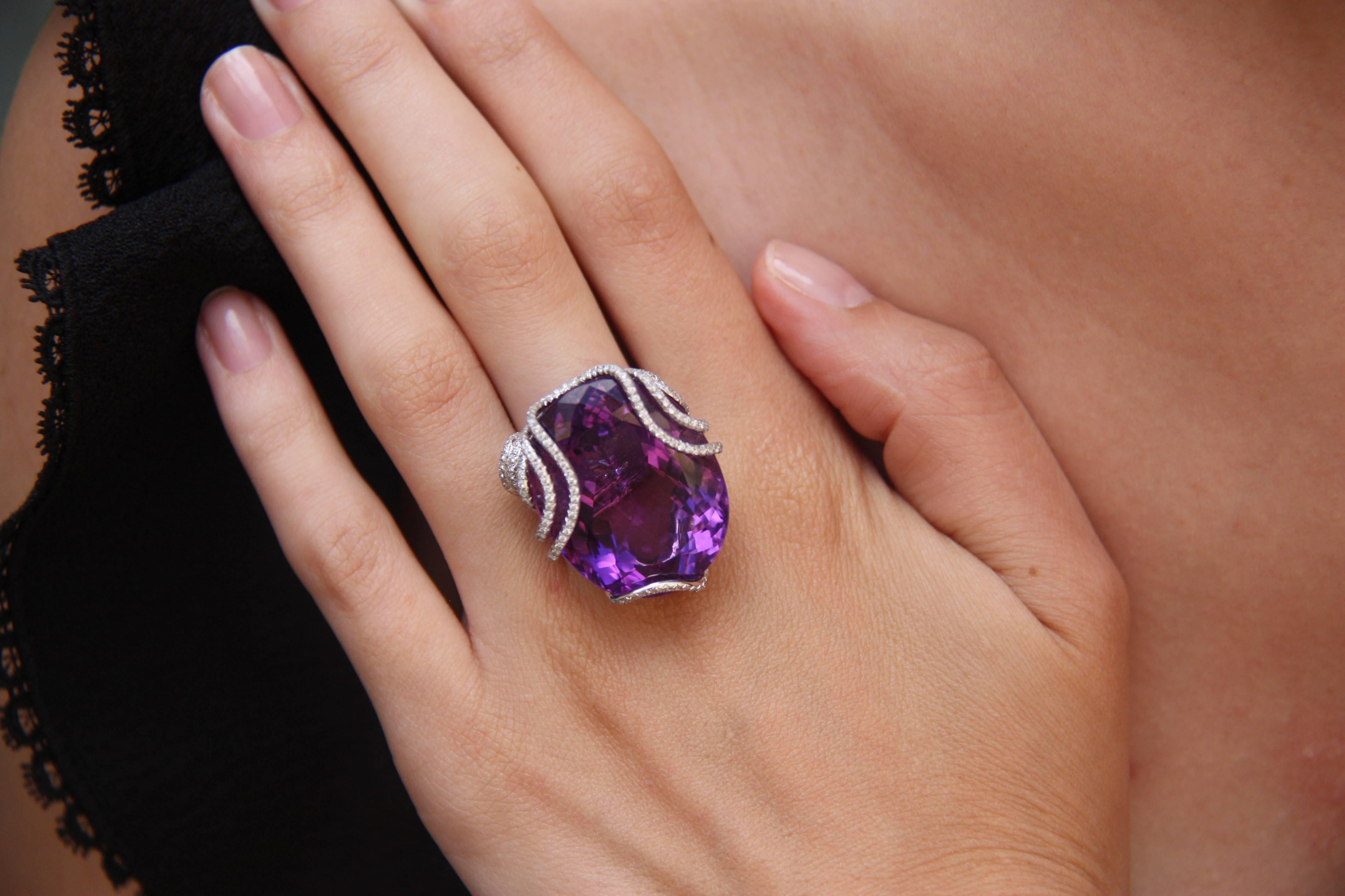 This exceptional ring from Lorenz Bäumer is surmounted by a 46,95 cts oval amethyst, the emblematic color of Mr Bäumer. This white gold and diamonds ring was inspired from music scores, that surround the amethyst in an elegant manner.
The size is 53