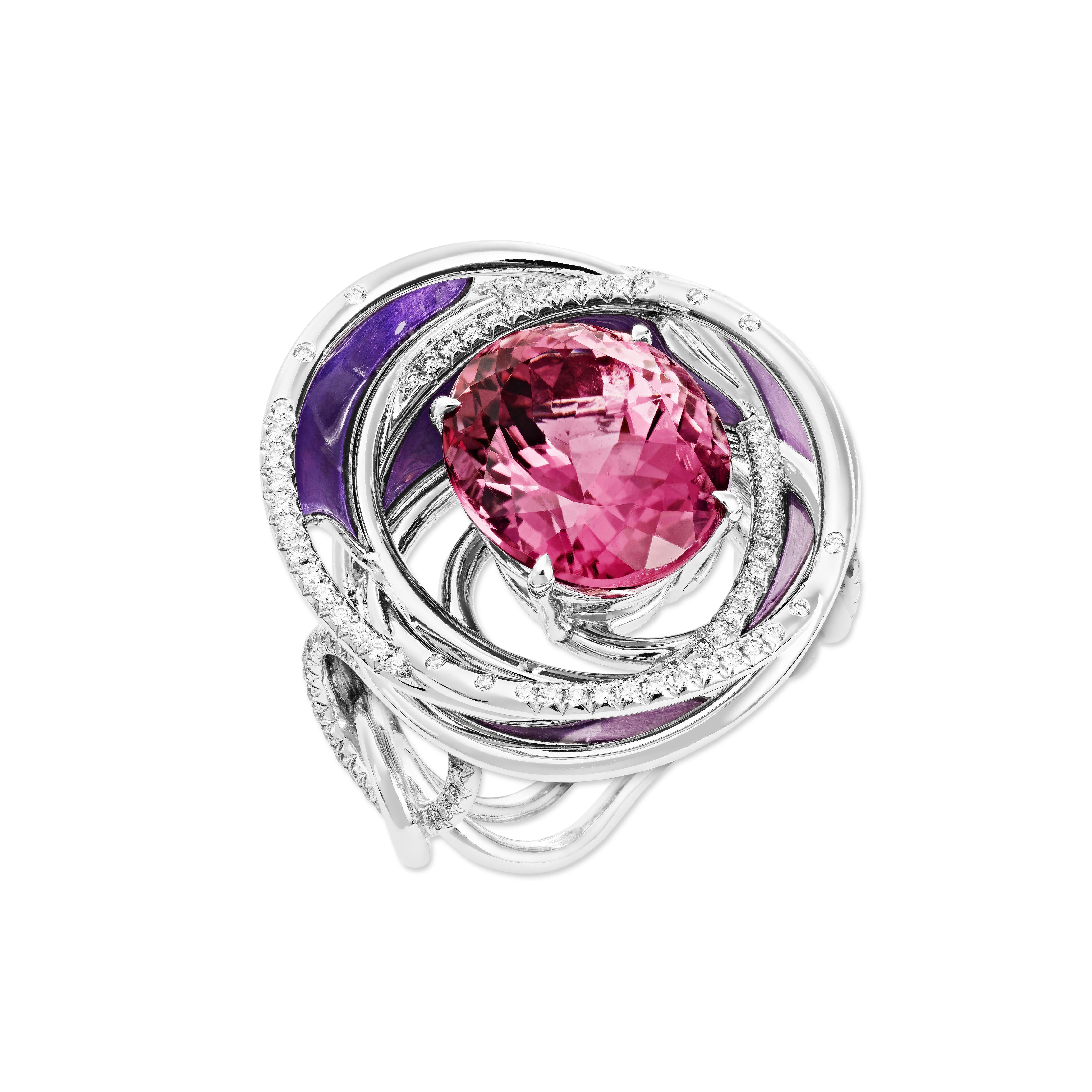 This wonderful white gold ring is composed of a pink tourmaline of almost 9 cts and a pavage of white diamonds. Lorenz Bäumer took over the design of a modern rose, with this pink tourmaline at its heart. This ring is very easy to wear and will
