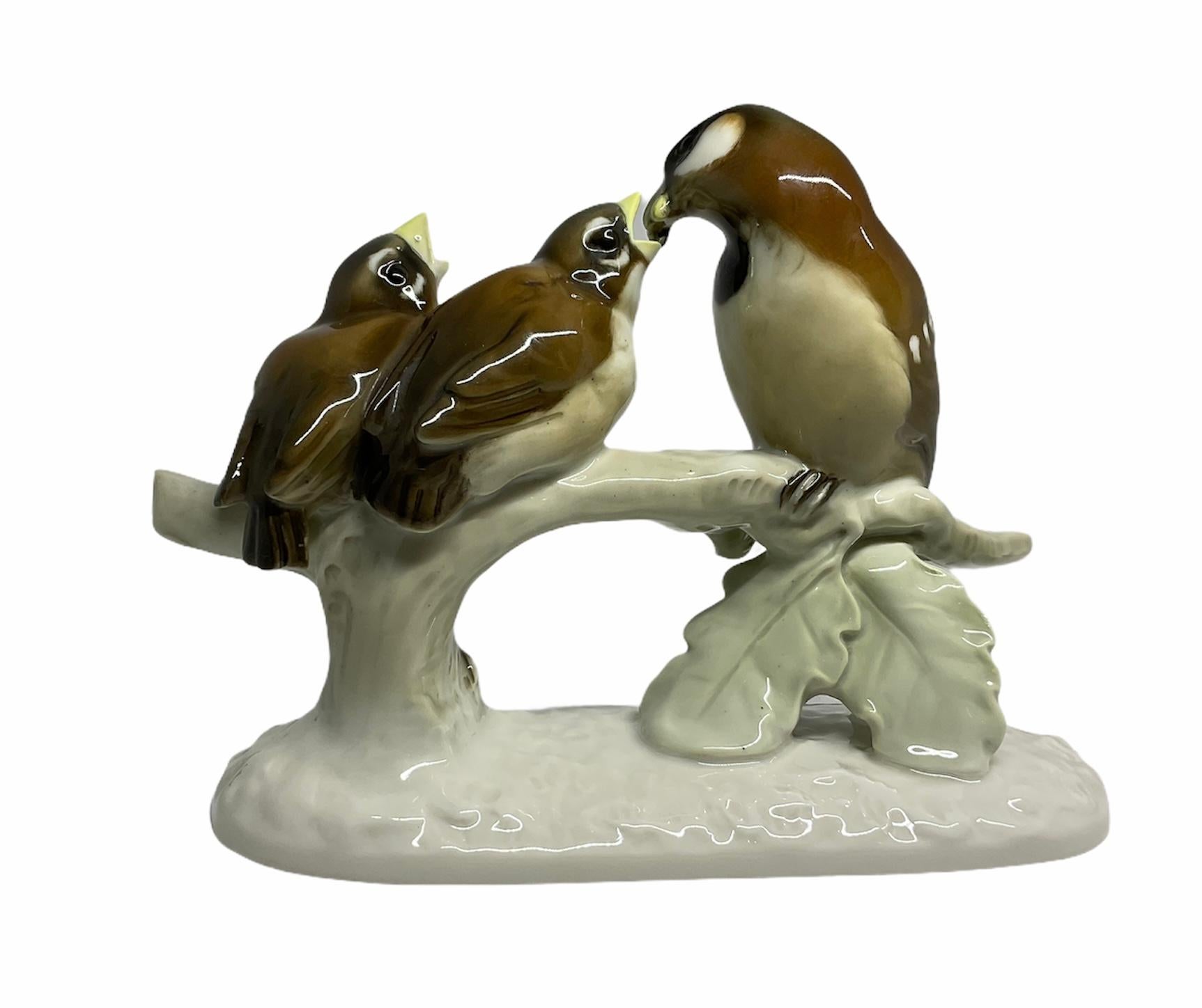 Lorenz Hutschenreuther, handbemalte Porzellangruppe-Skulptur von Spargeln und Vögeln (Deutsch) im Angebot