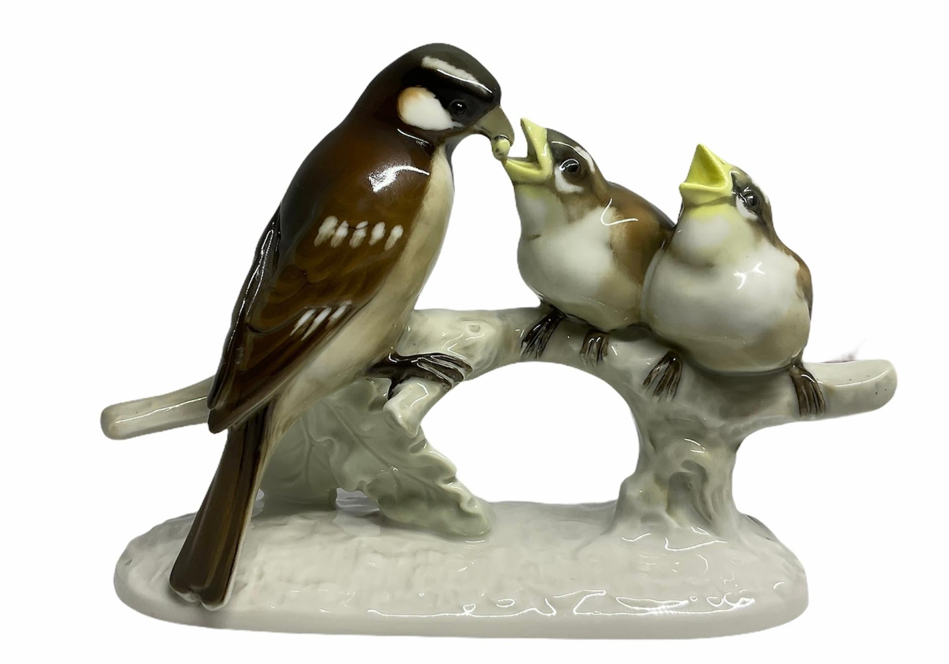 Peint à la main Sculpture de groupe en porcelaine peinte à la main de Lorenz Hutschenreuther représentant des moineaux et des oiseaux en vente