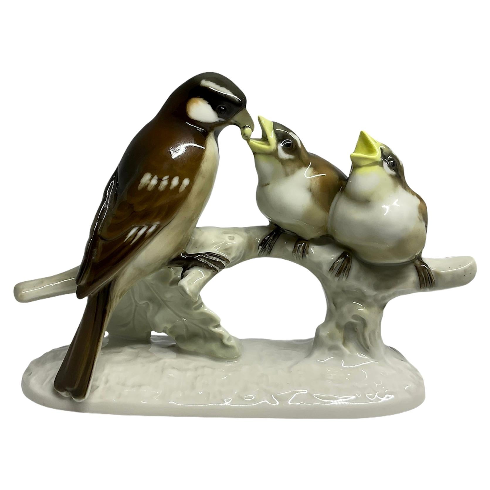 Sculpture de groupe en porcelaine peinte à la main de Lorenz Hutschenreuther représentant des moineaux et des oiseaux