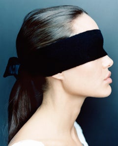 Lorenzo Agius - Angelina Jolie, color, retrato, ojos vendados, foto, 24x20 in
