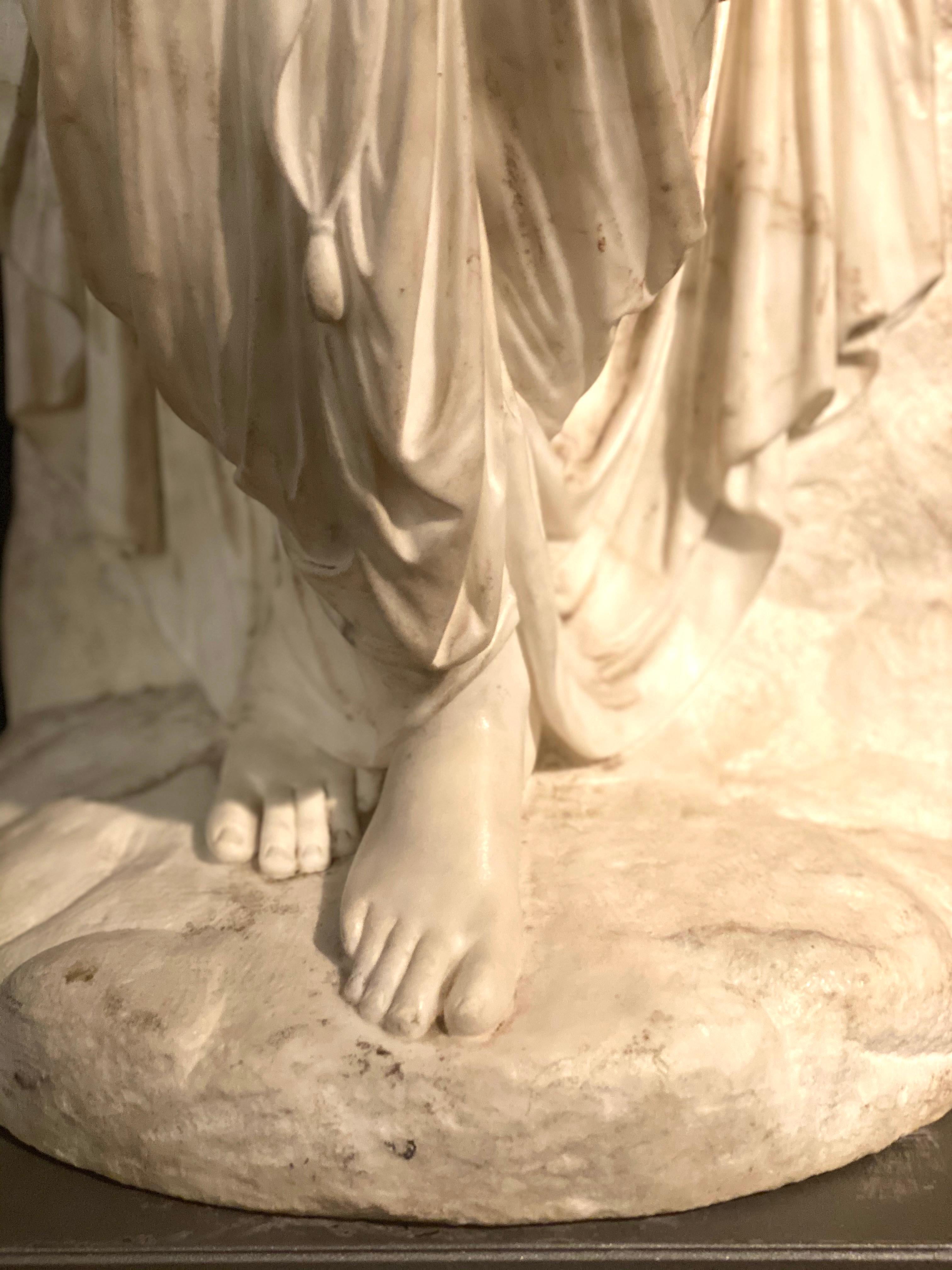 Fina escultura neoclásica de mármol blanco de ninfa sentada 2