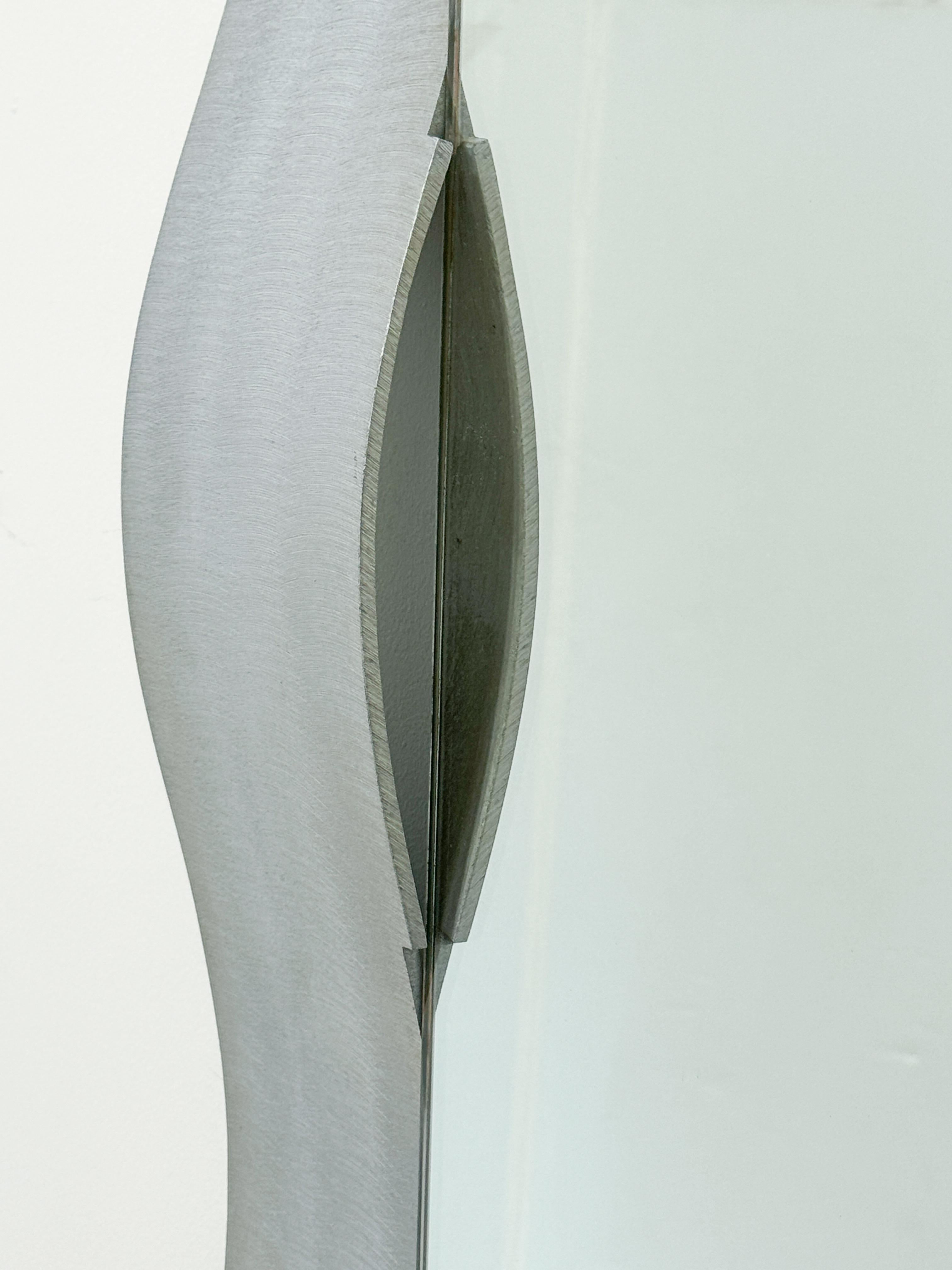 Lorenzo Burchiellaro Miroir à vagues en fonte d'aluminium Bon état - En vente à Dallas, TX