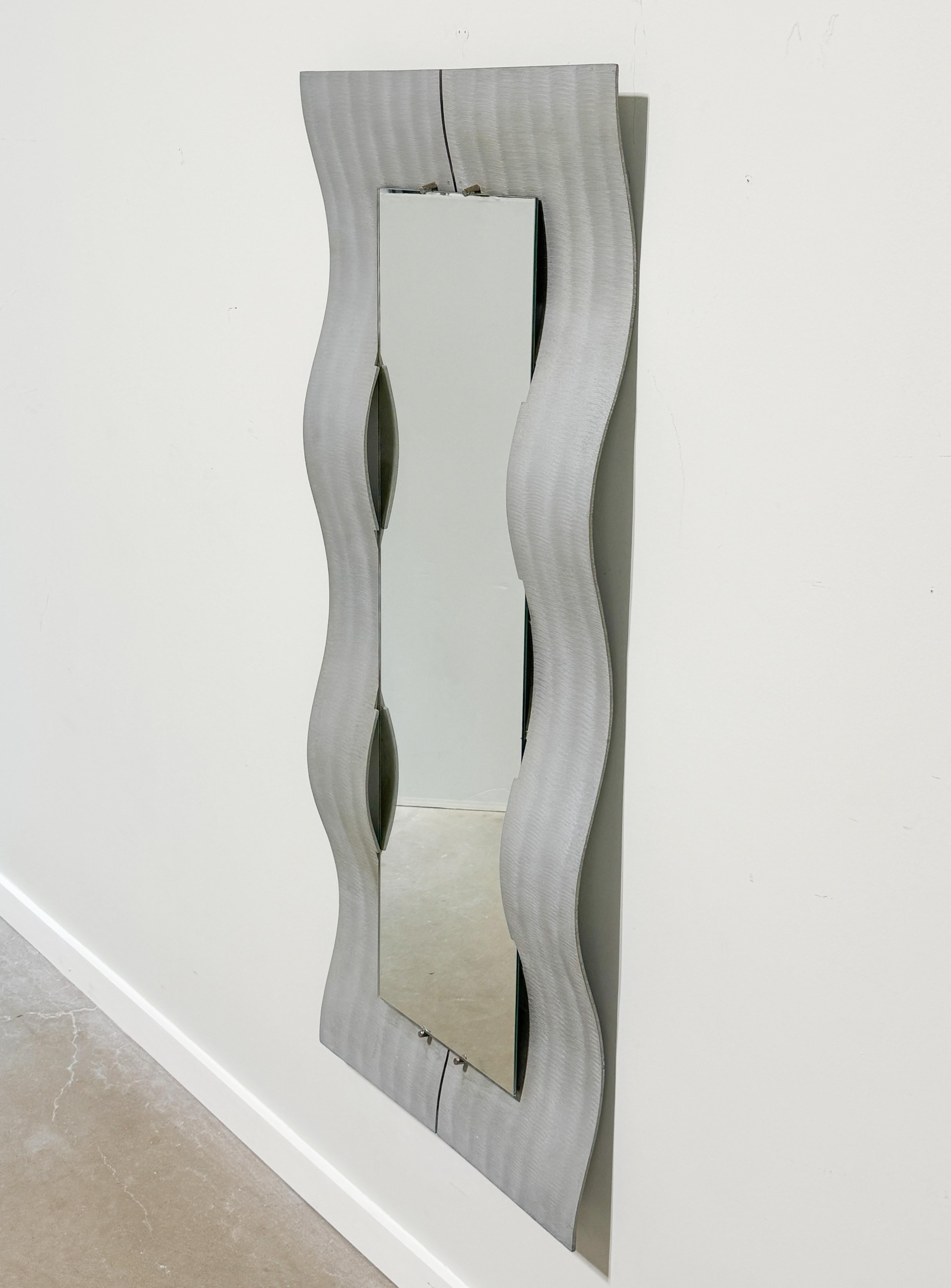 Lorenzo Burchiellaro Miroir à vagues en fonte d'aluminium en vente 1