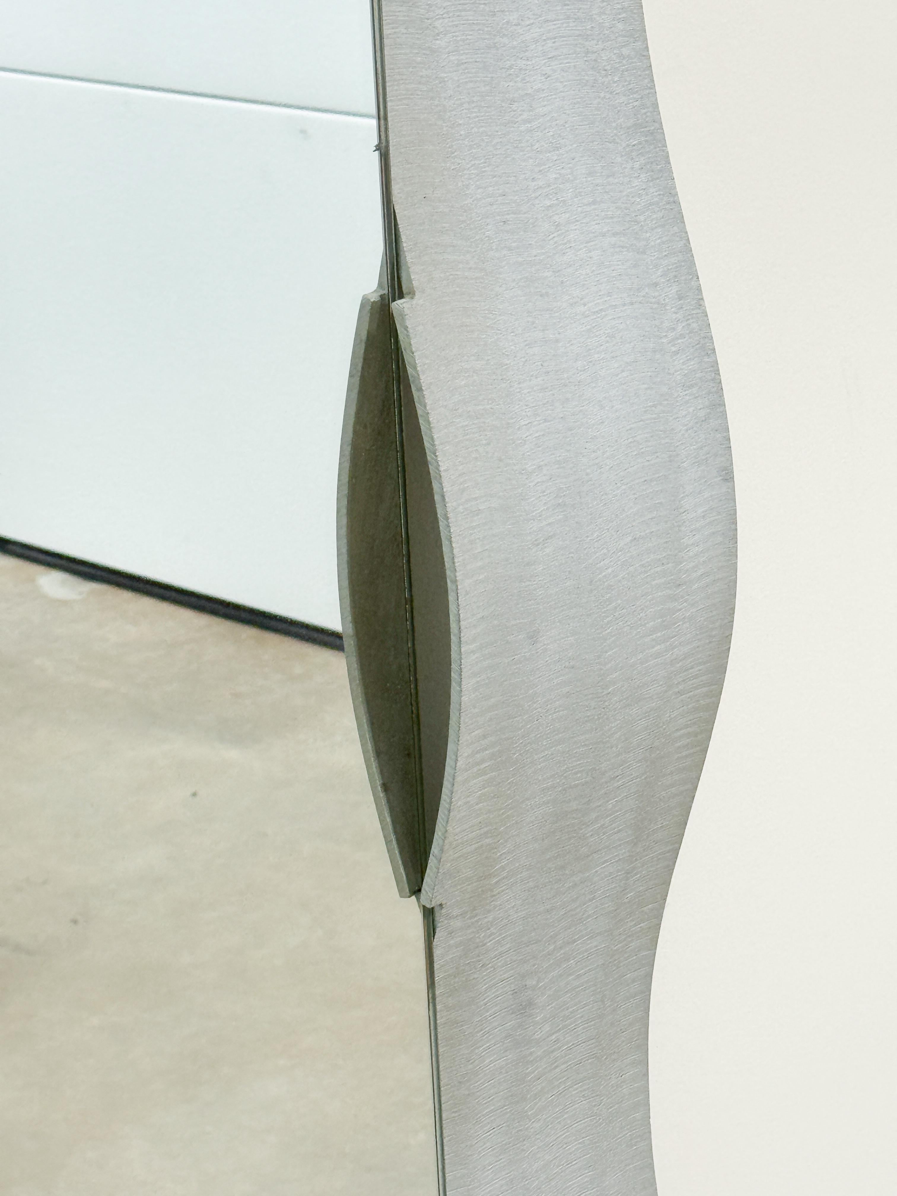 Lorenzo Burchiellaro Miroir à vagues en fonte d'aluminium en vente 3